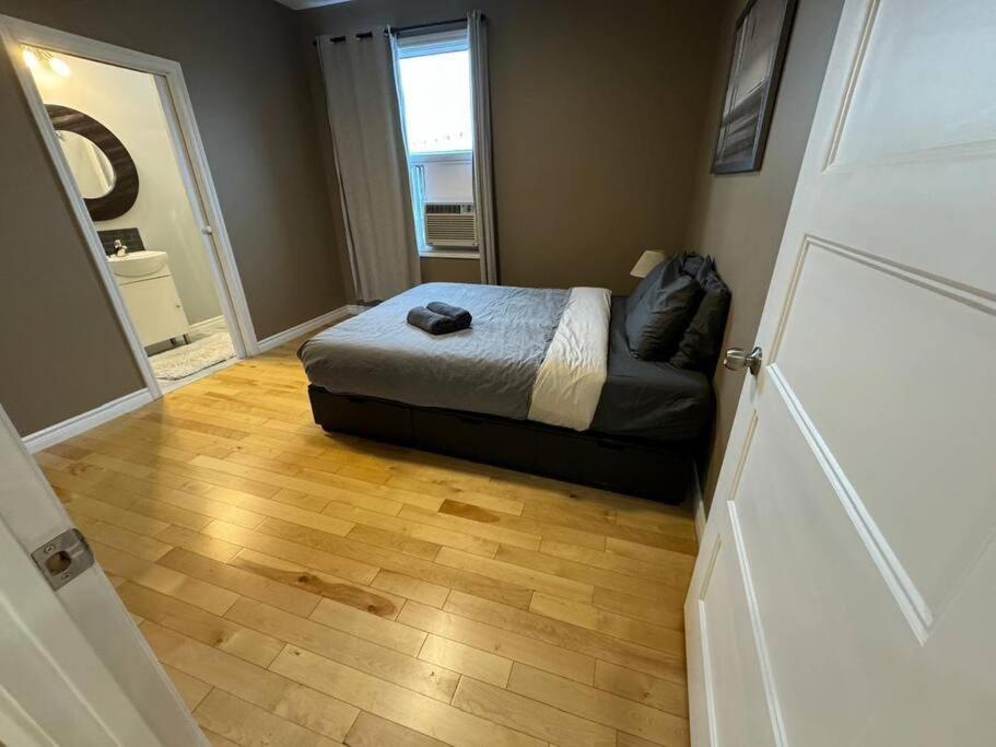 Charming 3BR Apartment in Montreal, 15 Min to DT