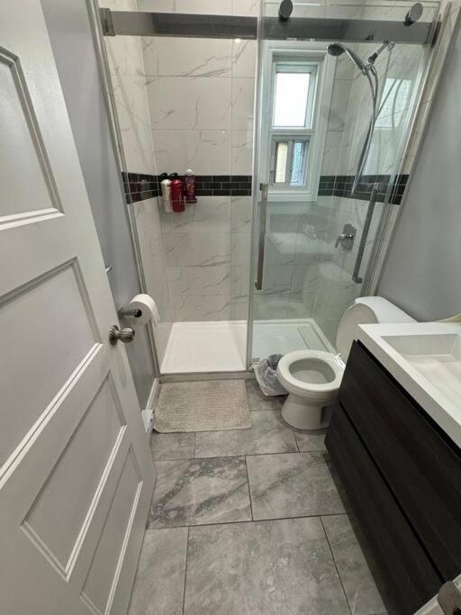 Charming 3BR Apartment in Montreal, 15 Min to DT