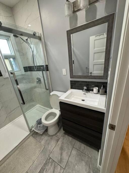 Charming 3BR Apartment in Montreal, 15 Min to DT