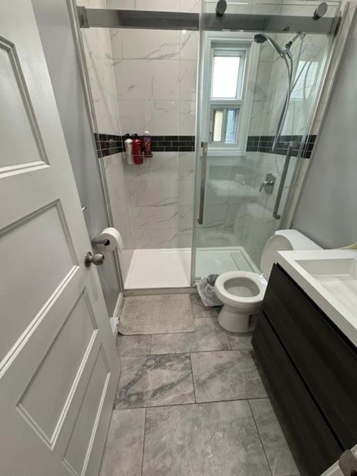 Charming 3BR Apartment in Montreal, 15 Min to DT