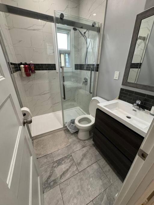 Charming 3BR Apartment in Montreal, 15 Min to DT