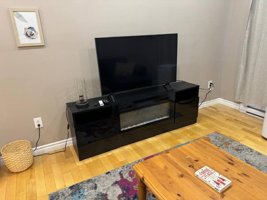 Charming 3BR Apartment in Montreal, 15 Min to DT