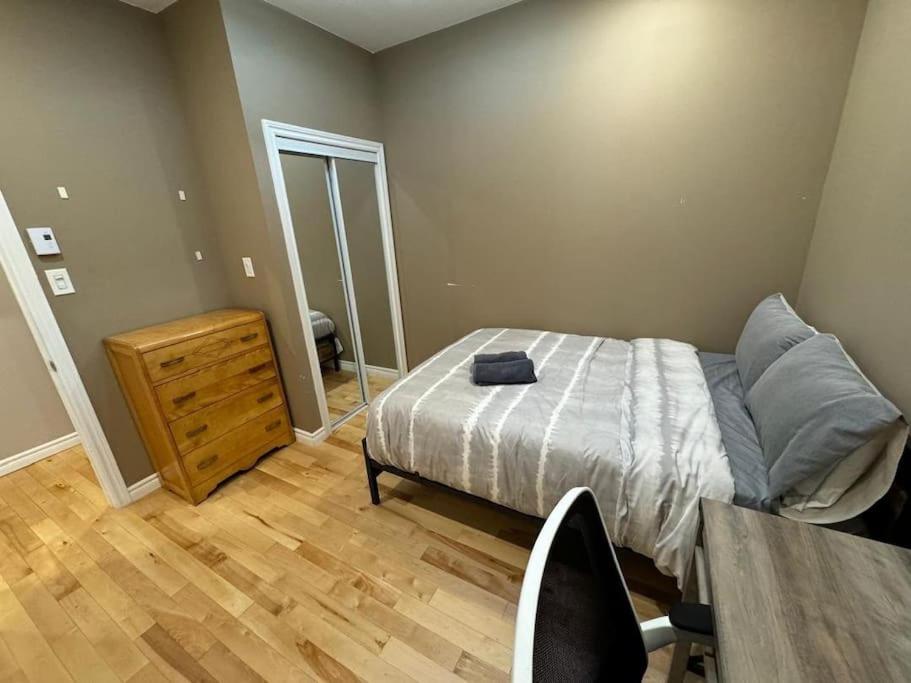 Charming 3BR Apartment in Montreal, 15 Min to DT