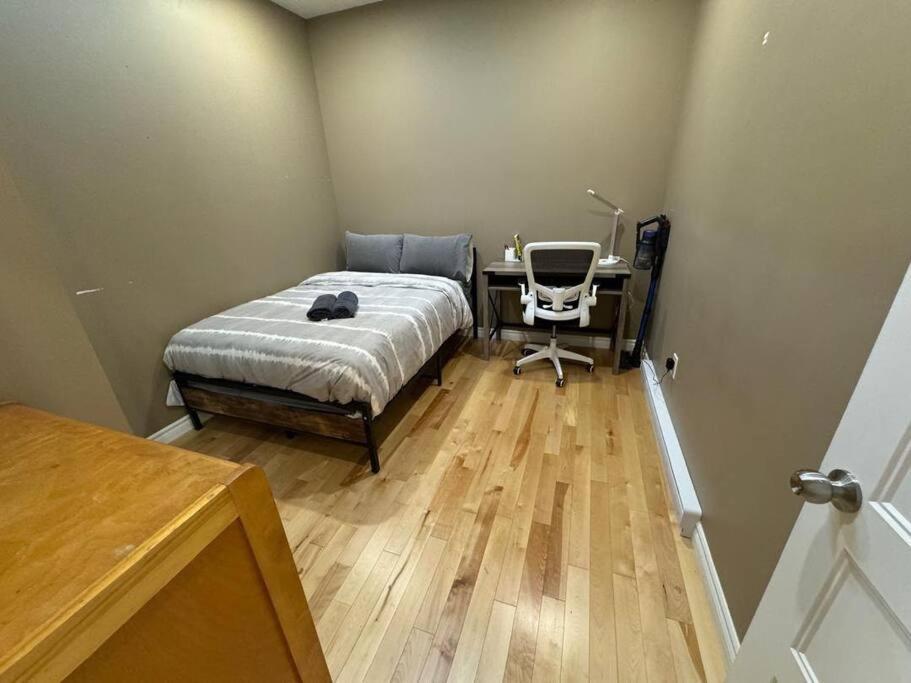 Charming 3BR Apartment in Montreal, 15 Min to DT