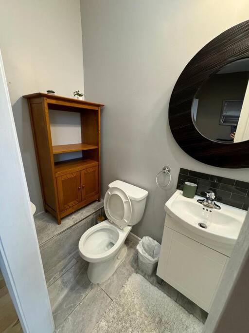 Charming 3BR Apartment in Montreal, 15 Min to DT