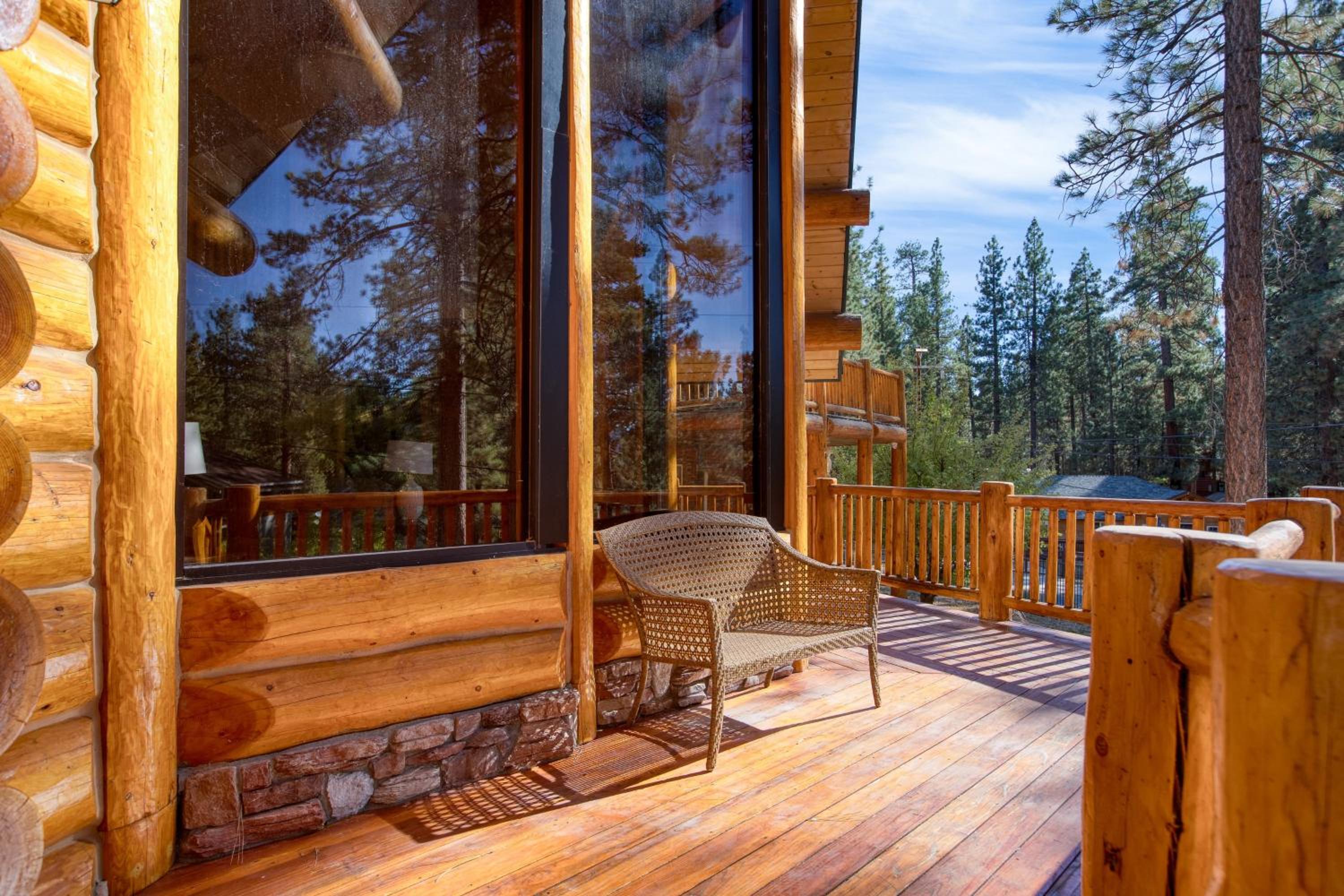 Pinetree Place by AvantStay Group Cabin w Hot Tub Minutes to the Lake