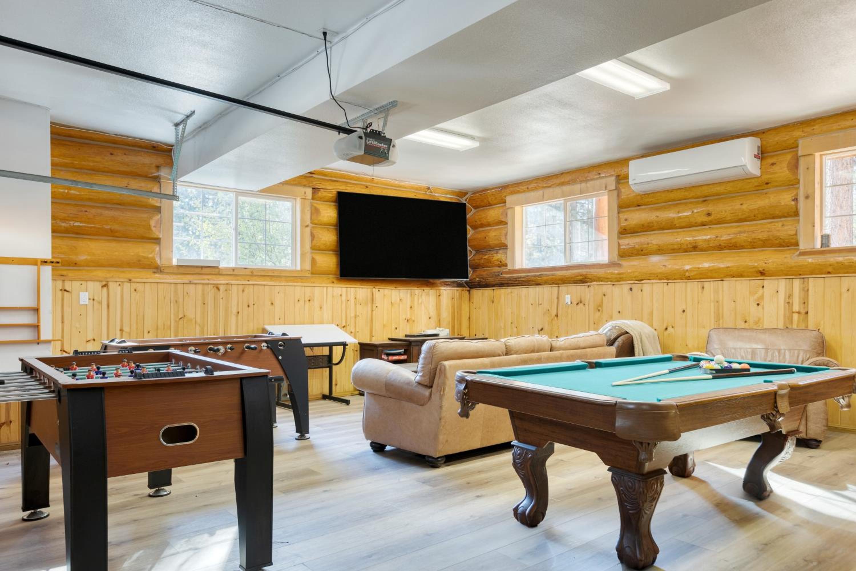 Pinetree Place by AvantStay Group Cabin w Hot Tub Minutes to the Lake
