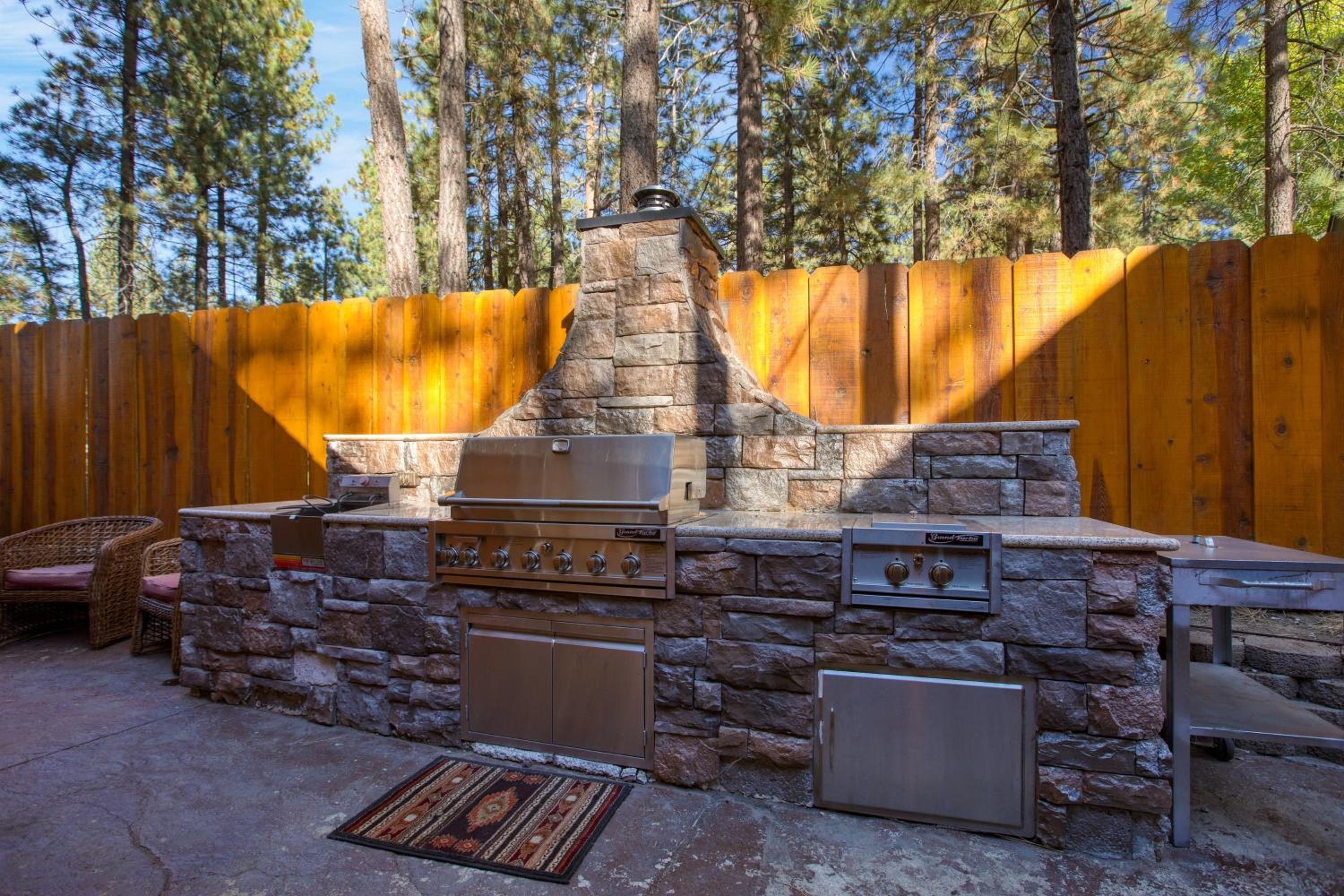 Pinetree Place by AvantStay Group Cabin w Hot Tub Minutes to the Lake