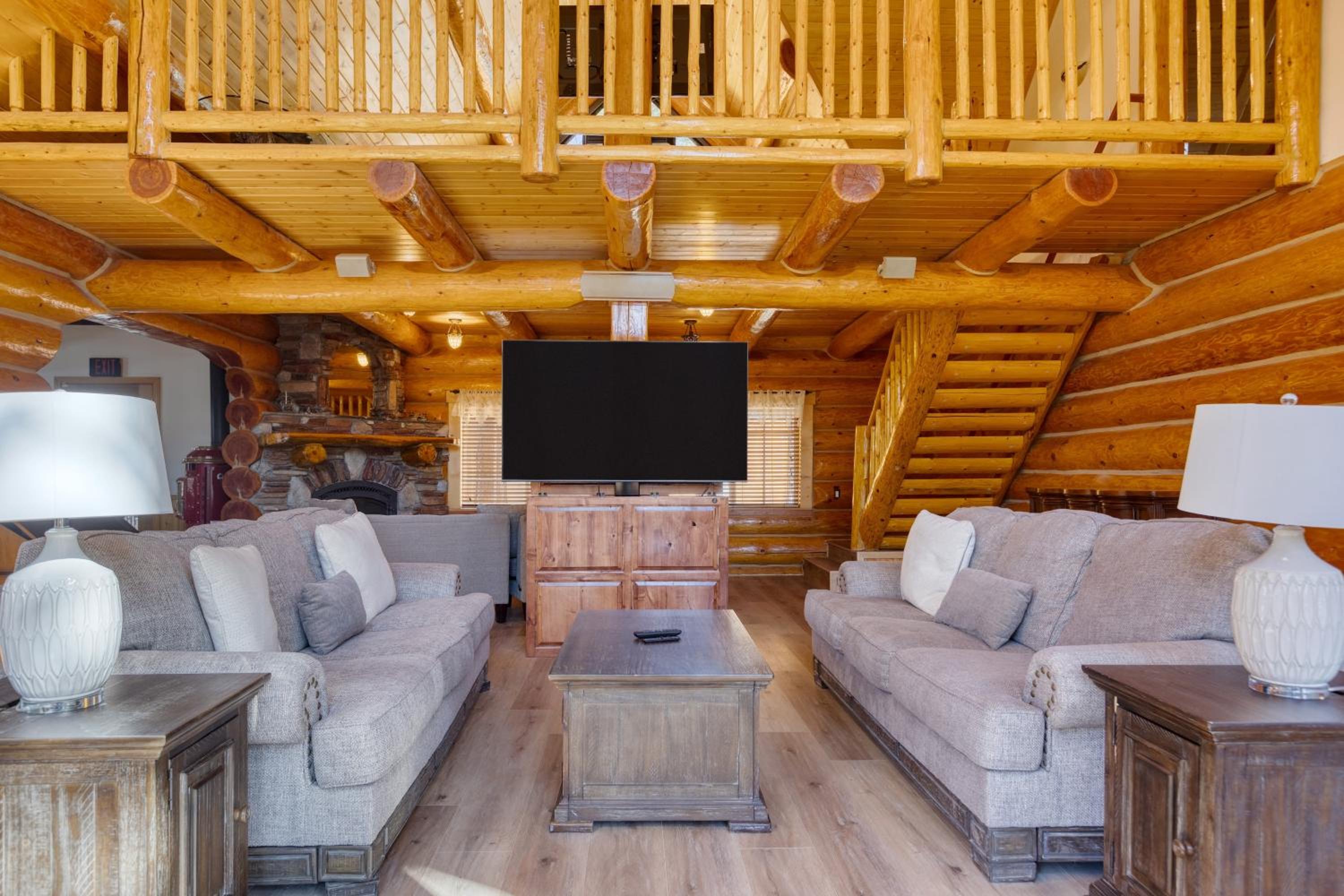 Pinetree Place by AvantStay Group Cabin w Hot Tub Minutes to the Lake