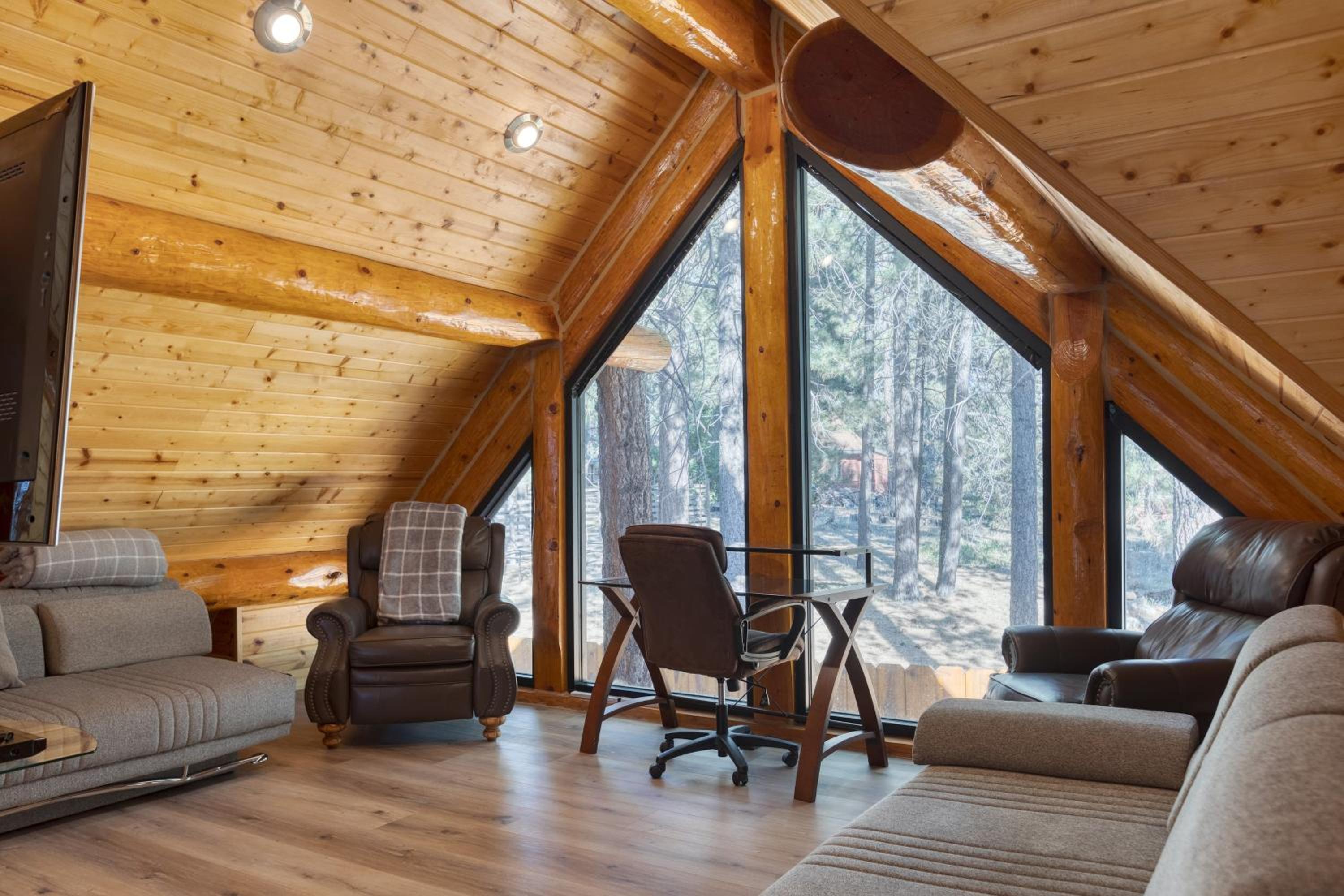 Pinetree Place by AvantStay Group Cabin w Hot Tub Minutes to the Lake