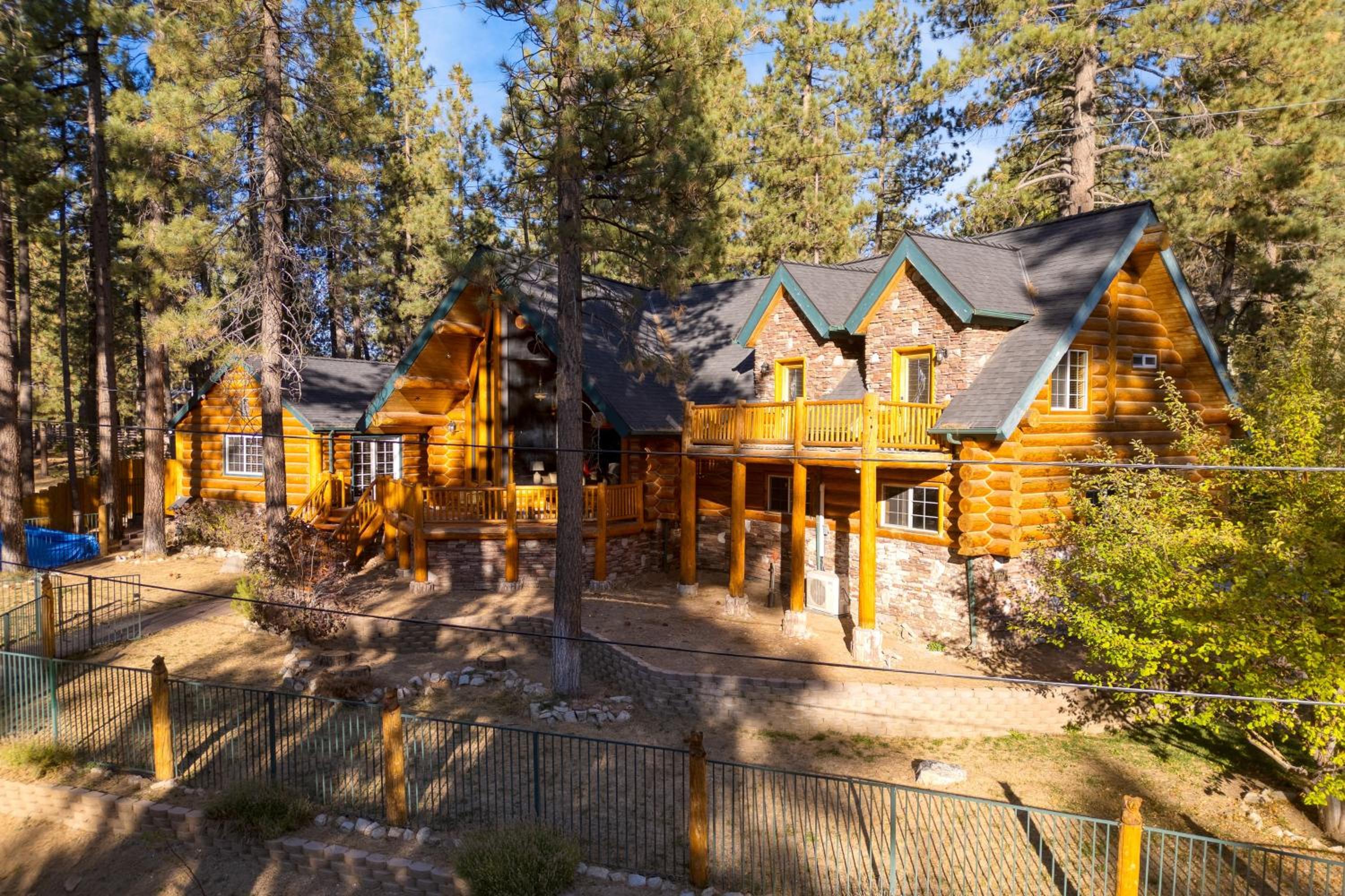 Pinetree Place by AvantStay Group Cabin w Hot Tub Minutes to the Lake