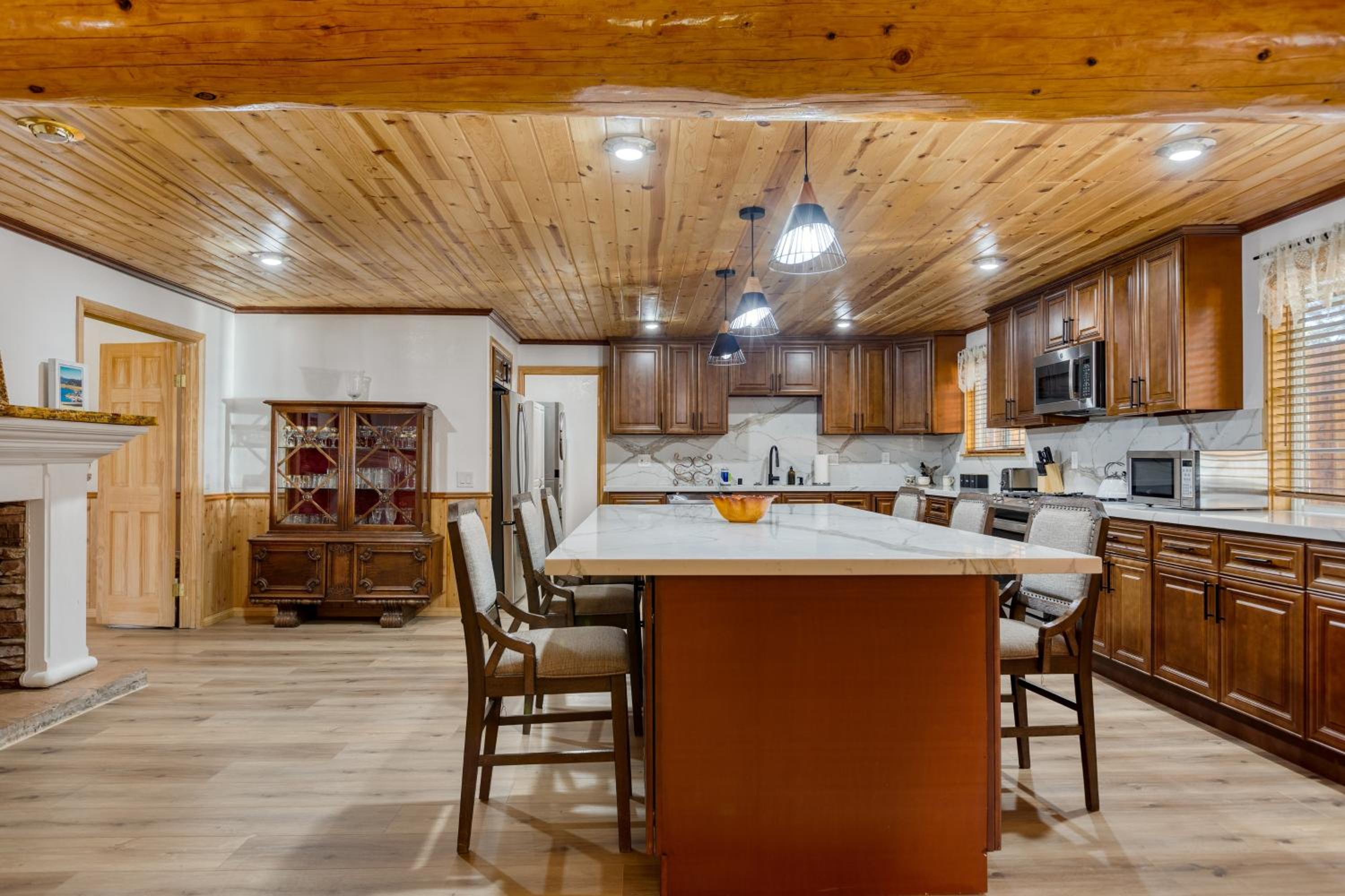 Pinetree Place by AvantStay Group Cabin w Hot Tub Minutes to the Lake