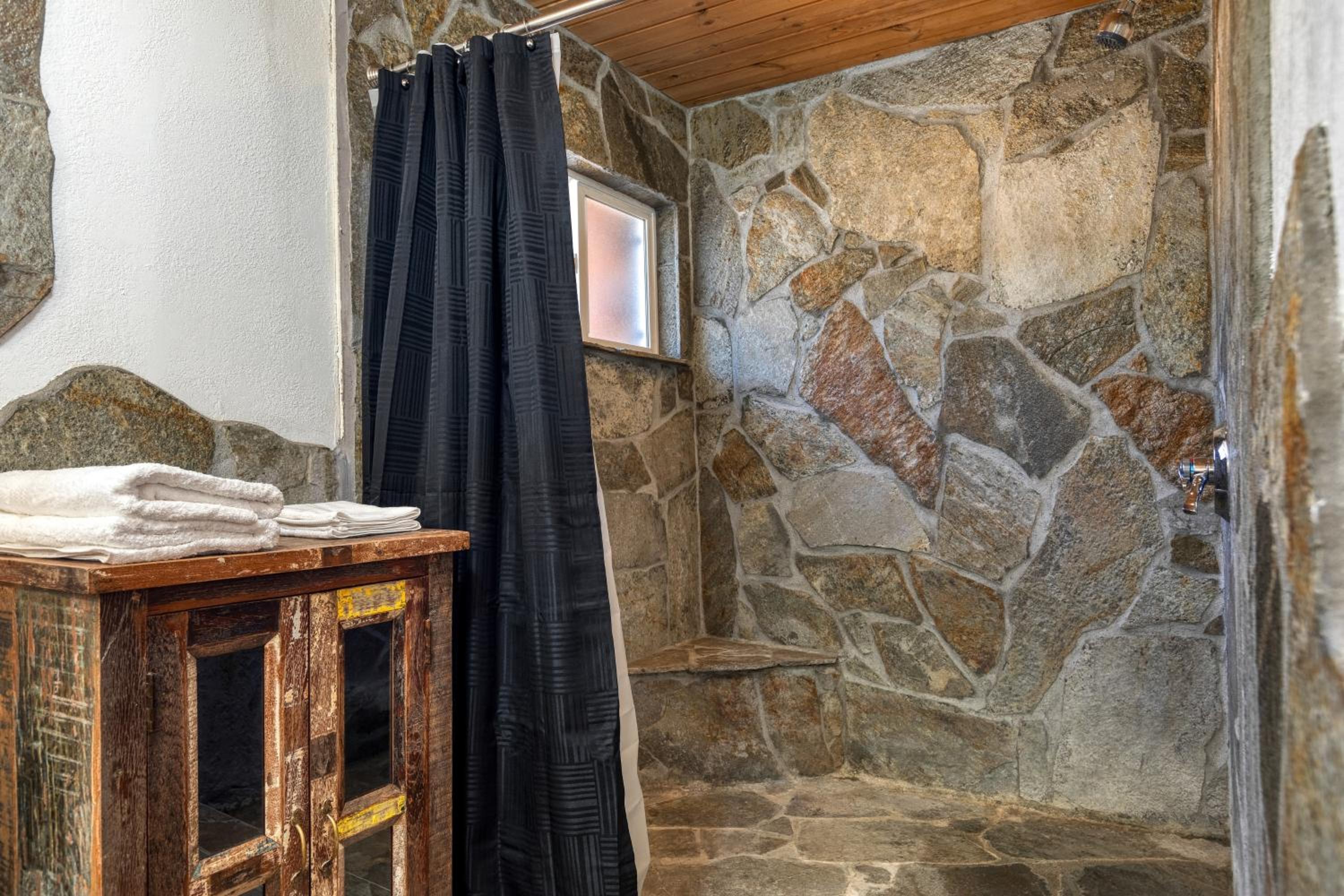 Pinetree Place by AvantStay Group Cabin w Hot Tub Minutes to the Lake