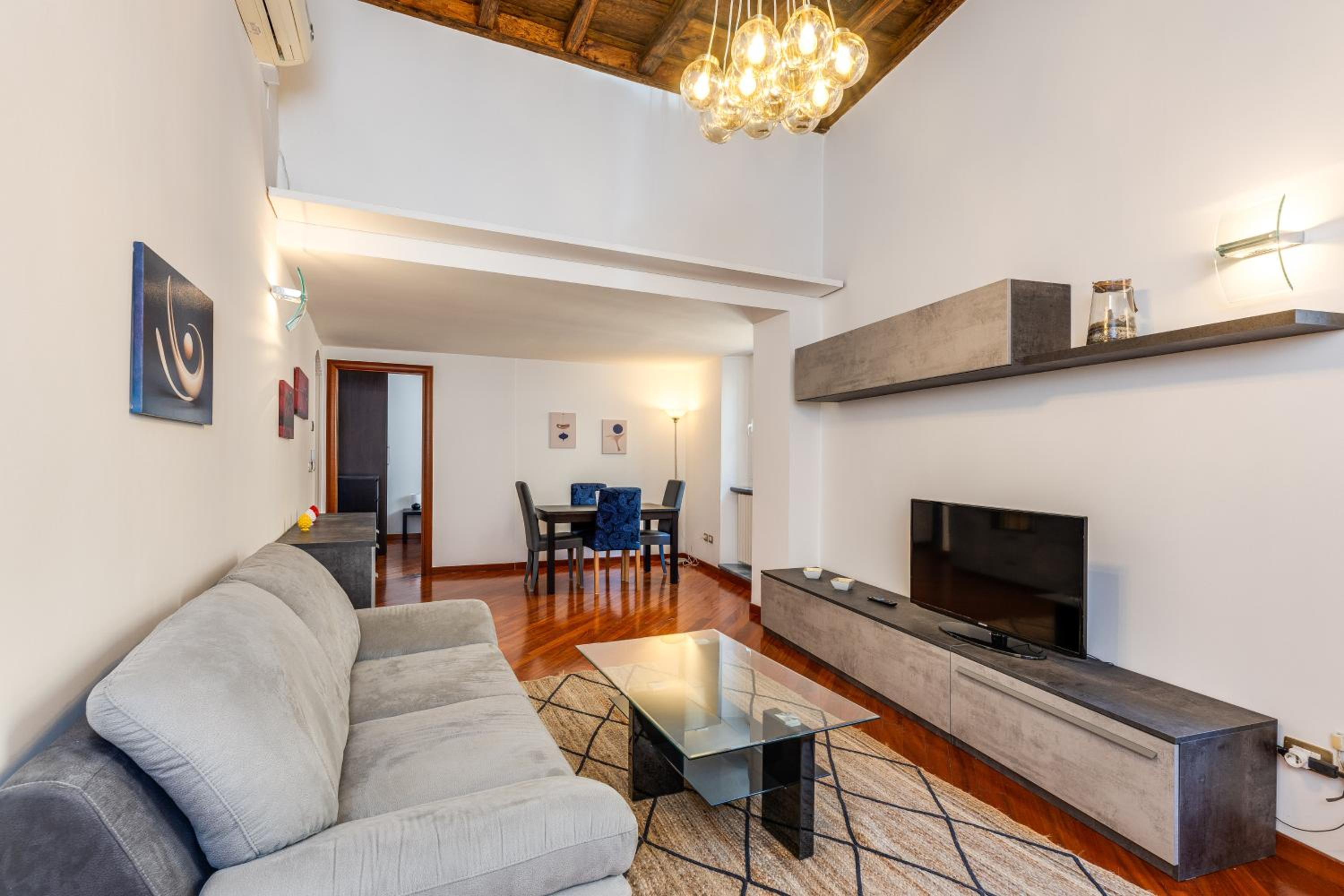Spanish Steps Stylish Apartment