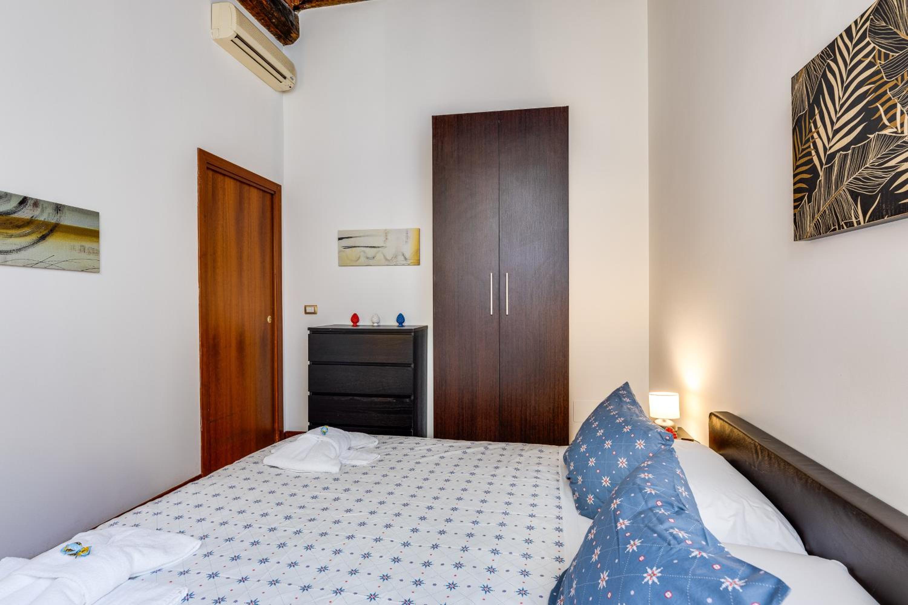Spanish Steps Stylish Apartment