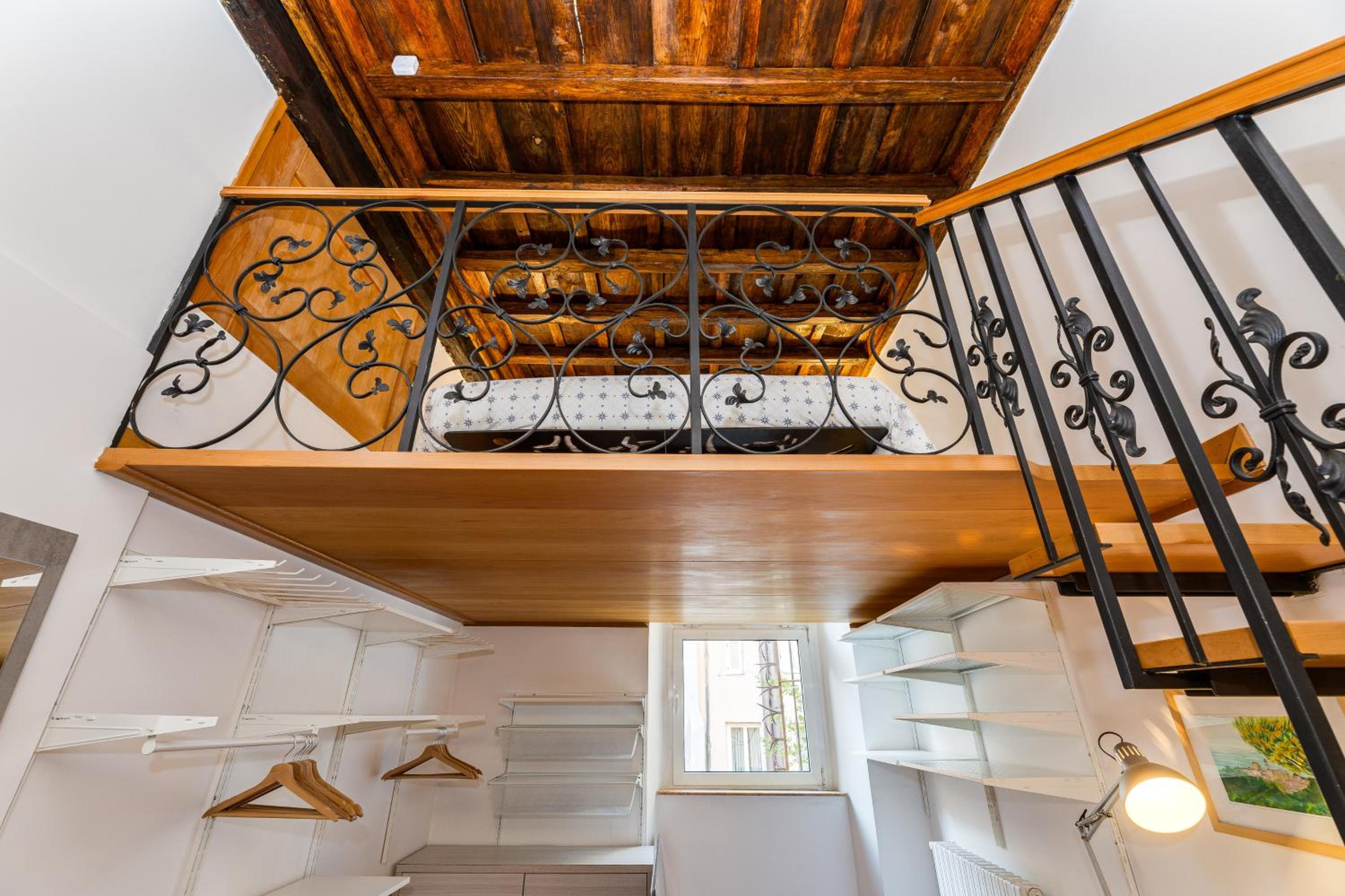 Spanish Steps Stylish Apartment