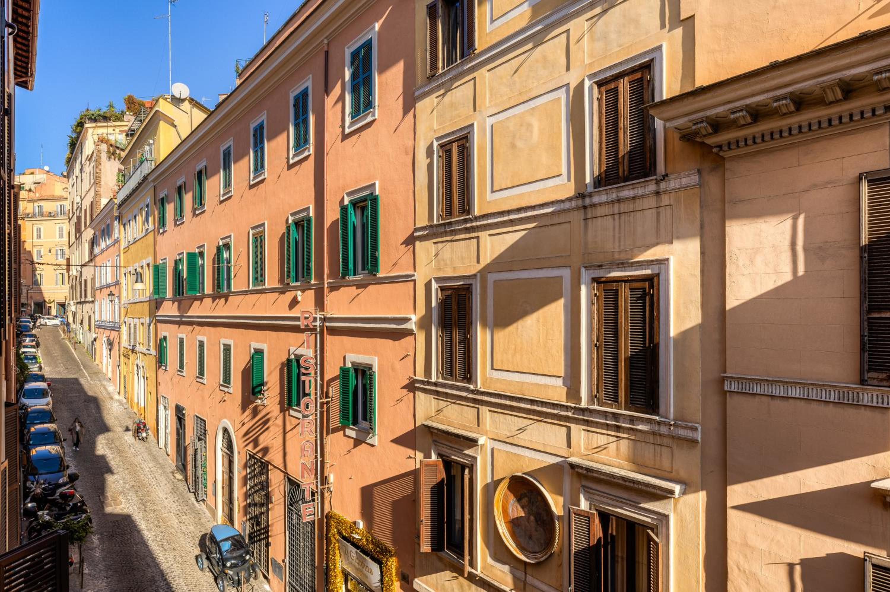 Spanish Steps Stylish Apartment