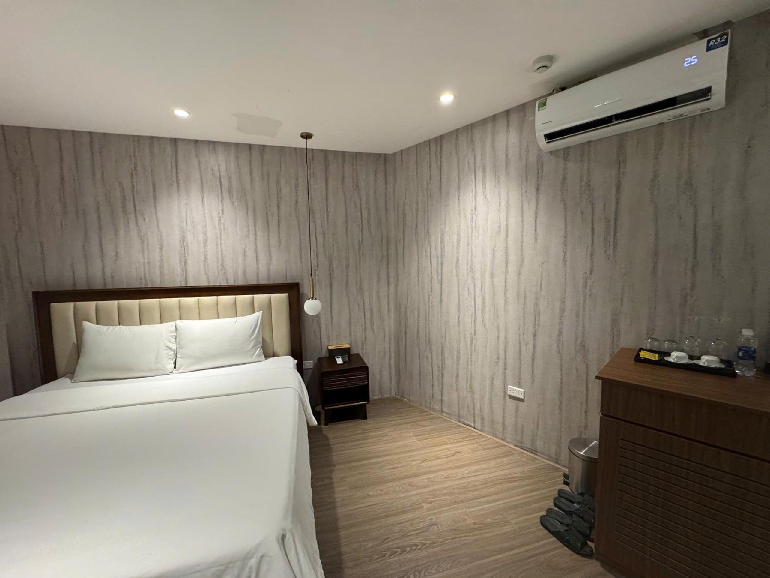22Land Moon West Lake