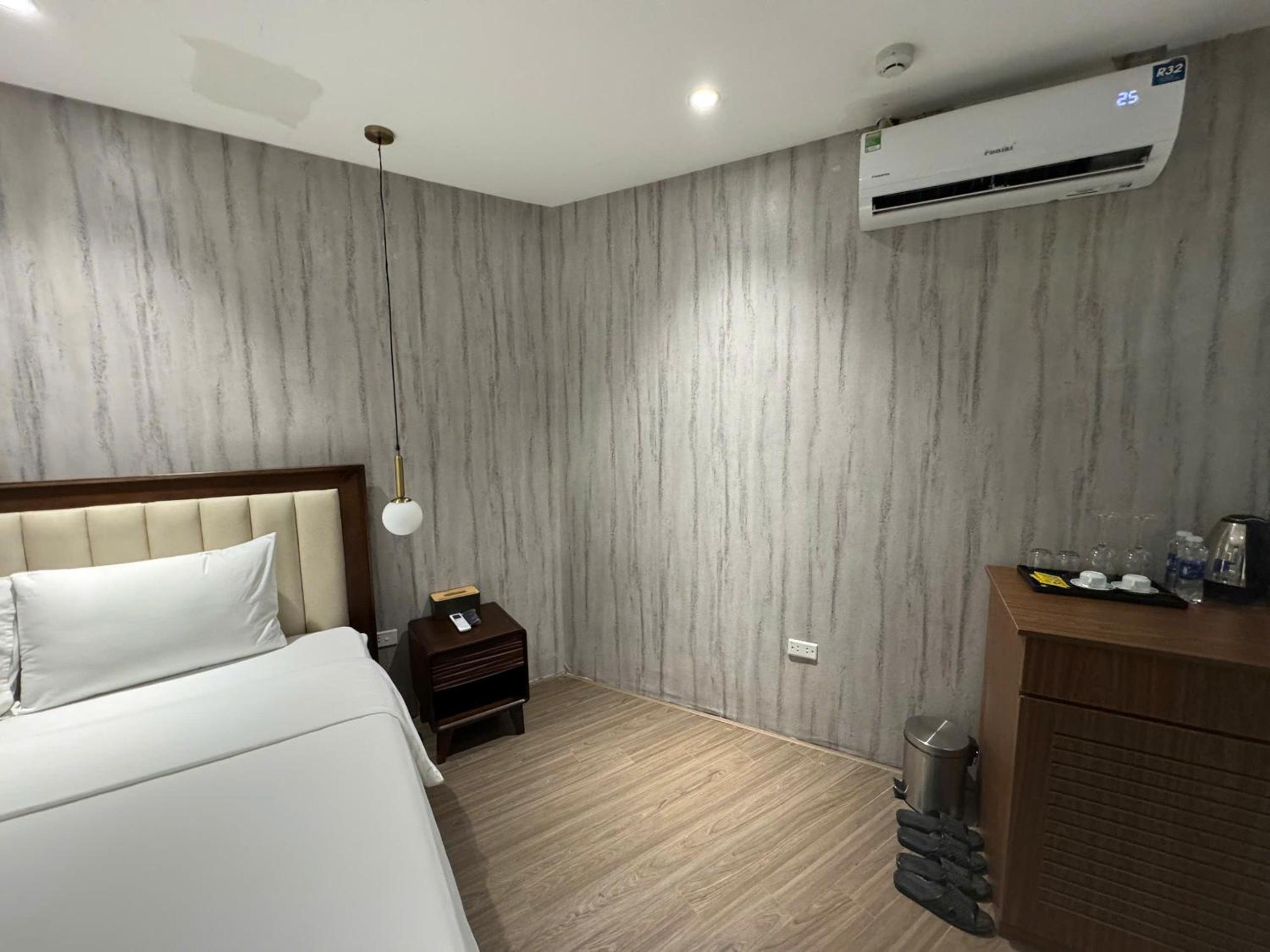 22Land Moon West Lake