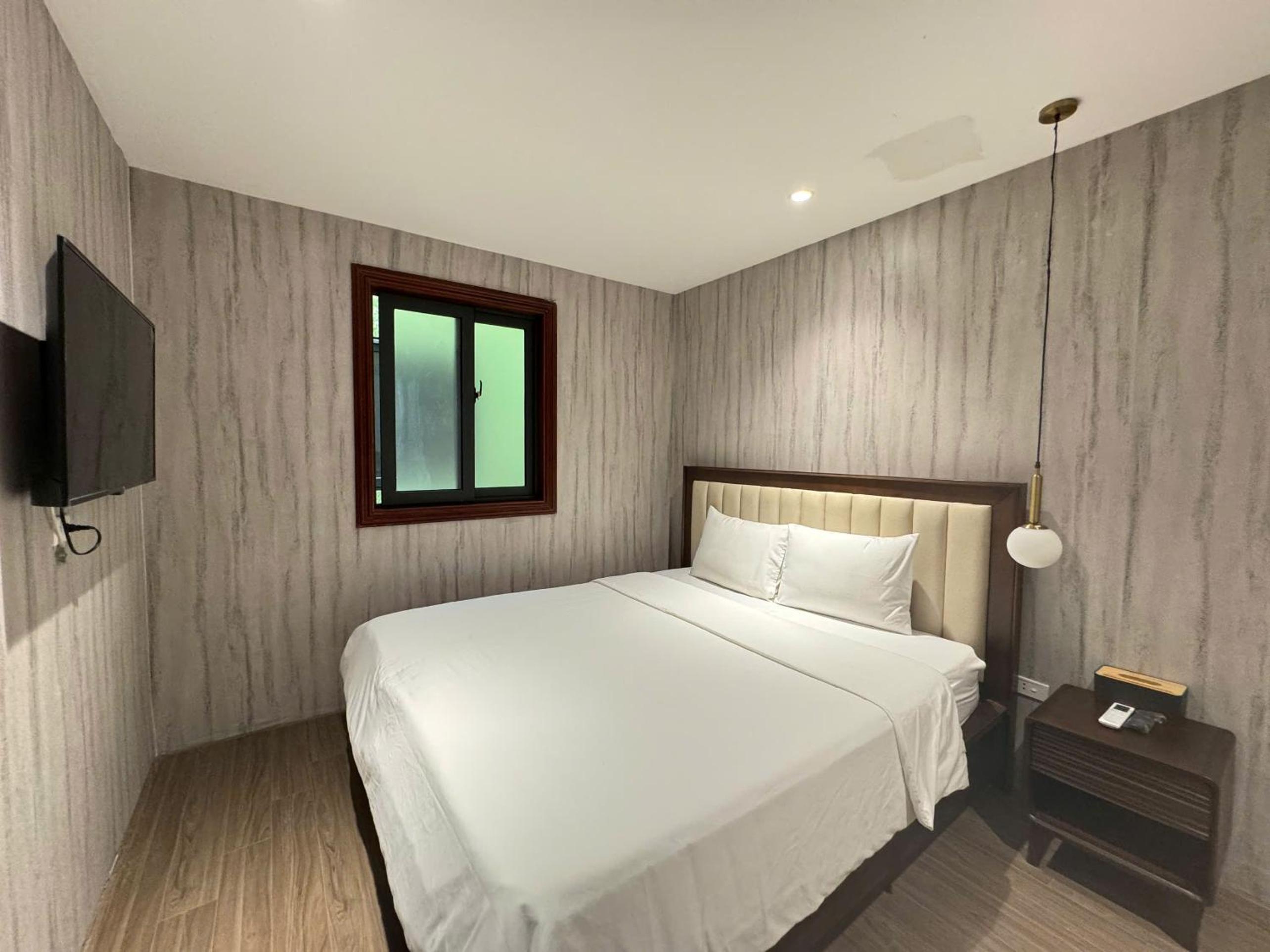 22Land Moon West Lake