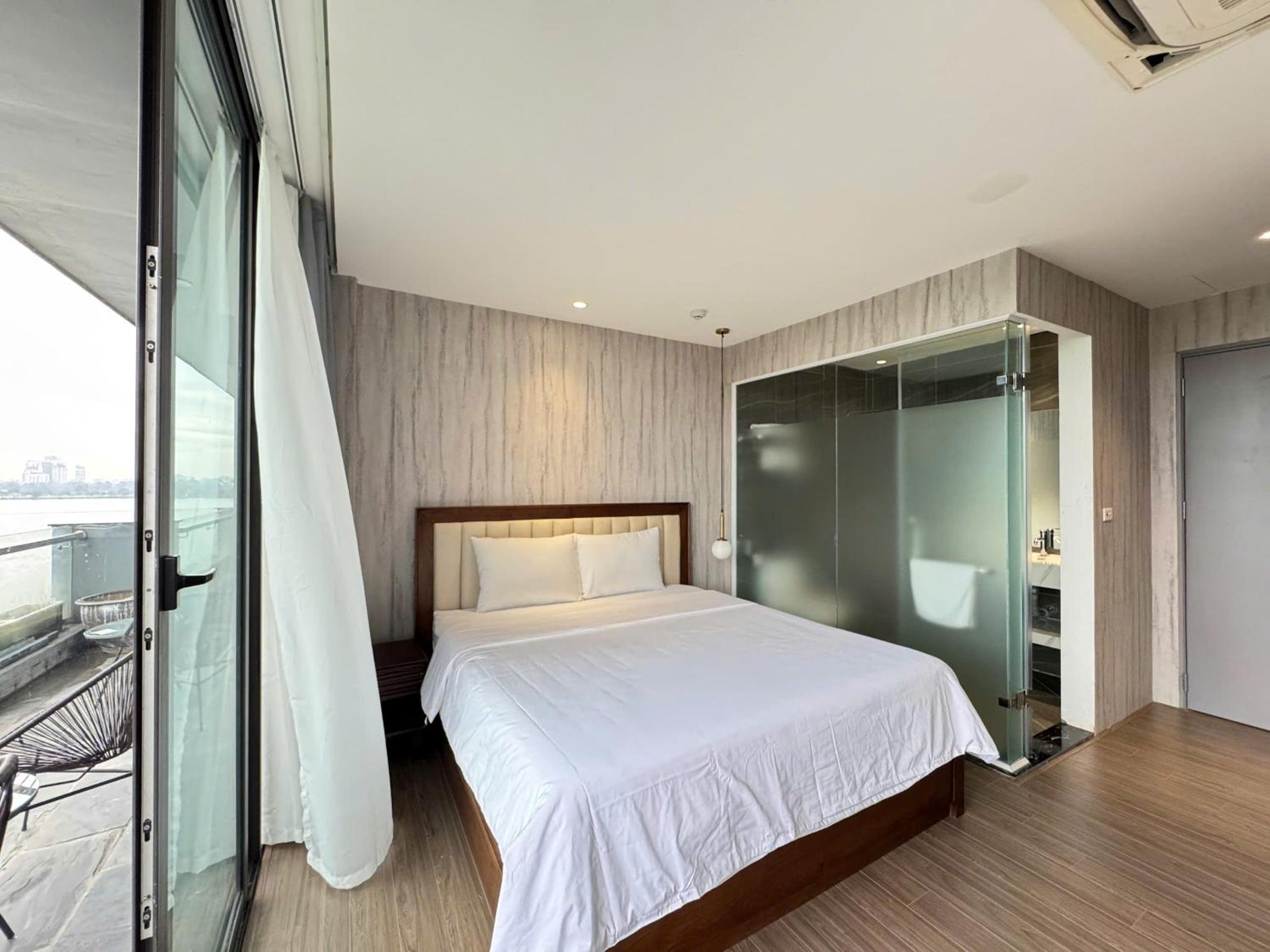 22Land Moon West Lake