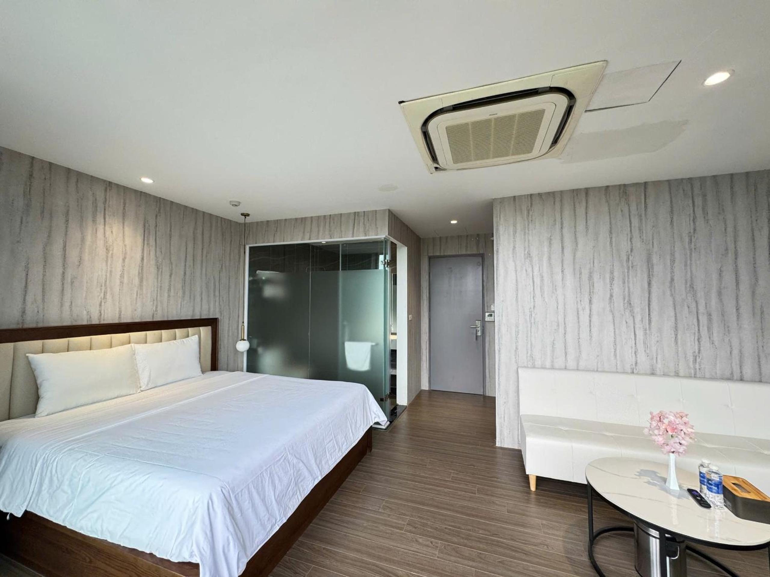 22Land Moon West Lake