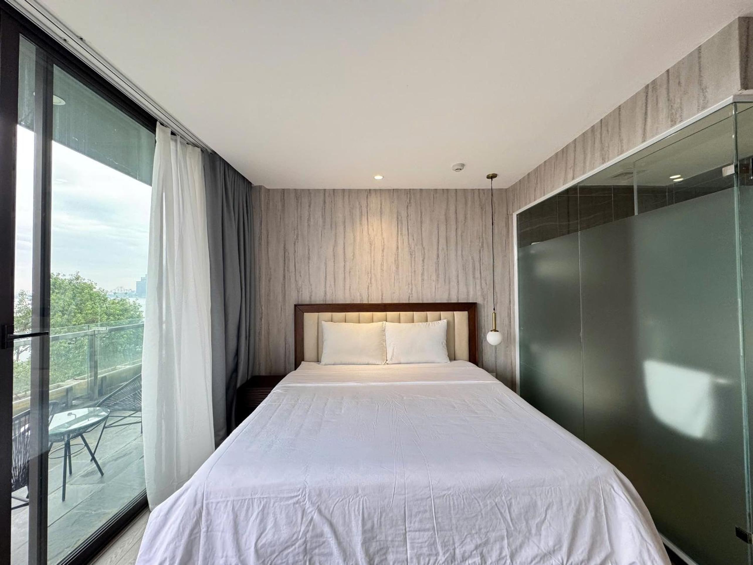 22Land Moon West Lake