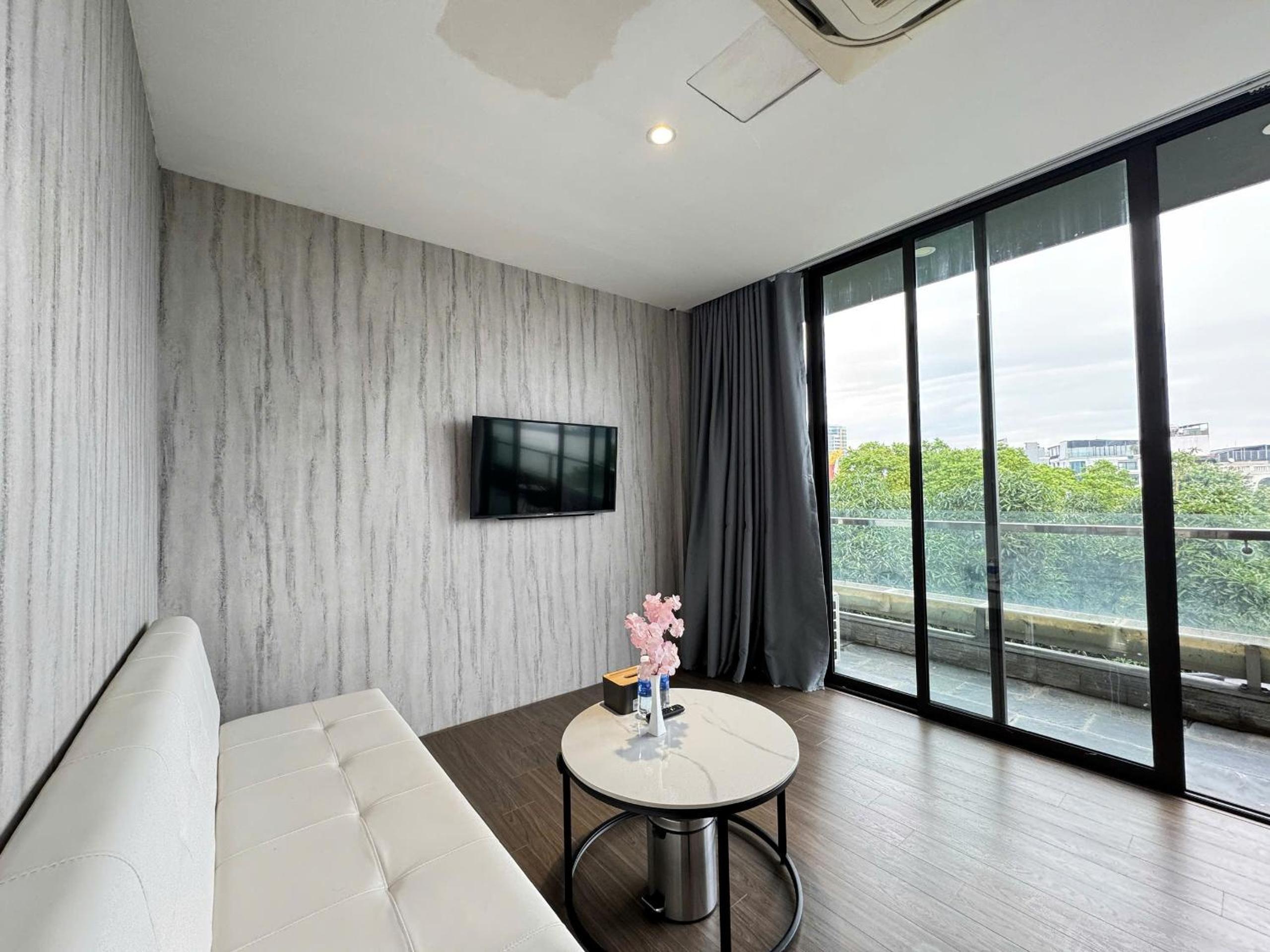 22Land Moon West Lake