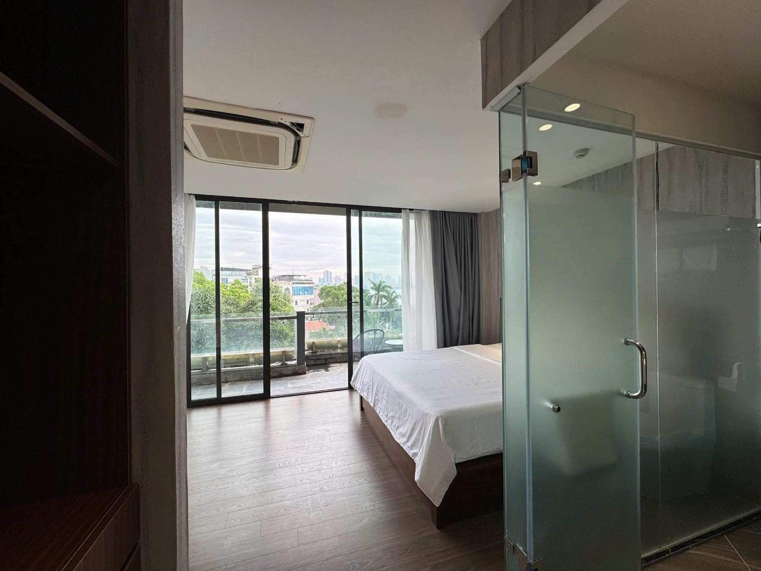 22Land Moon West Lake