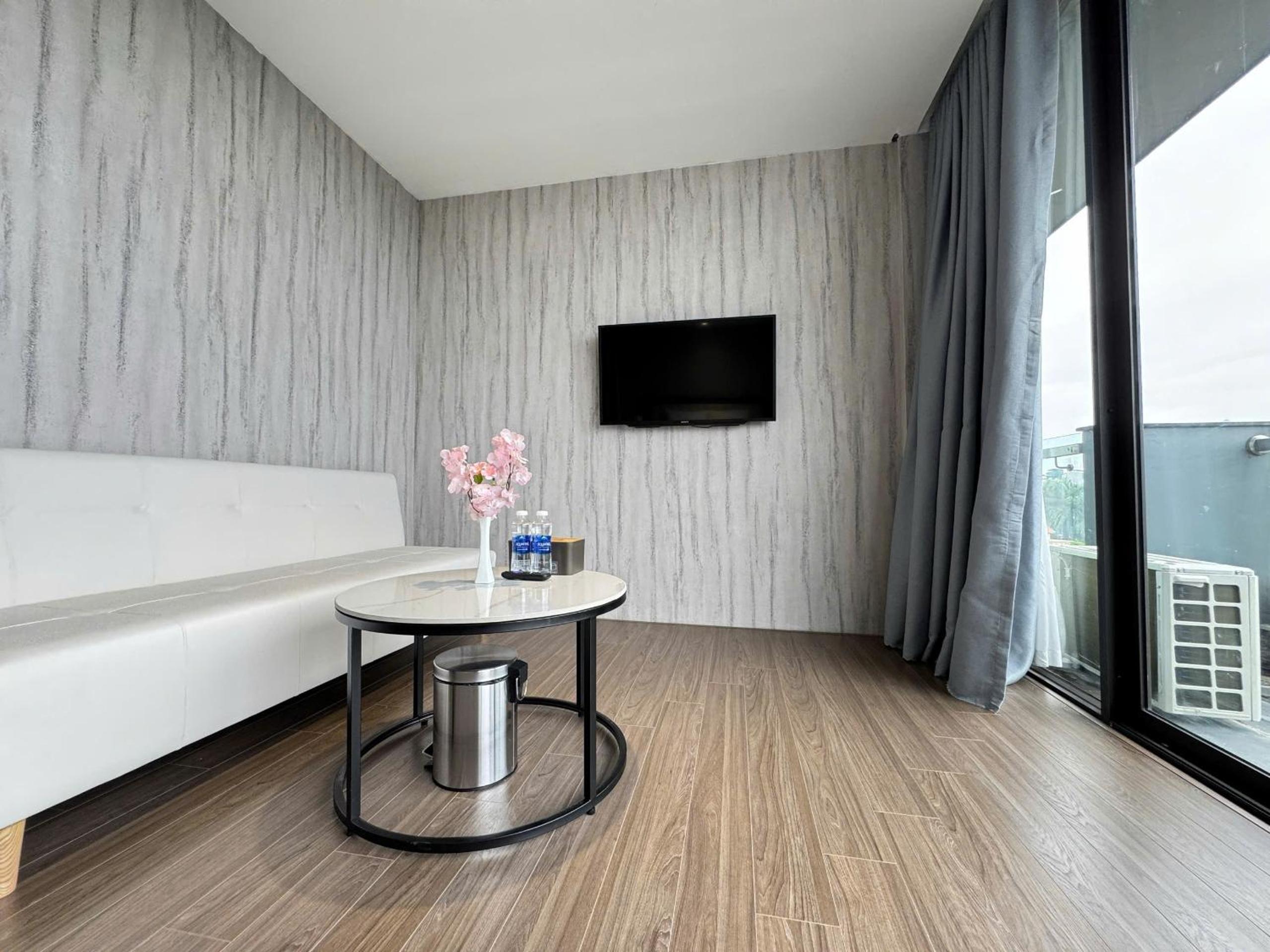 22Land Moon West Lake