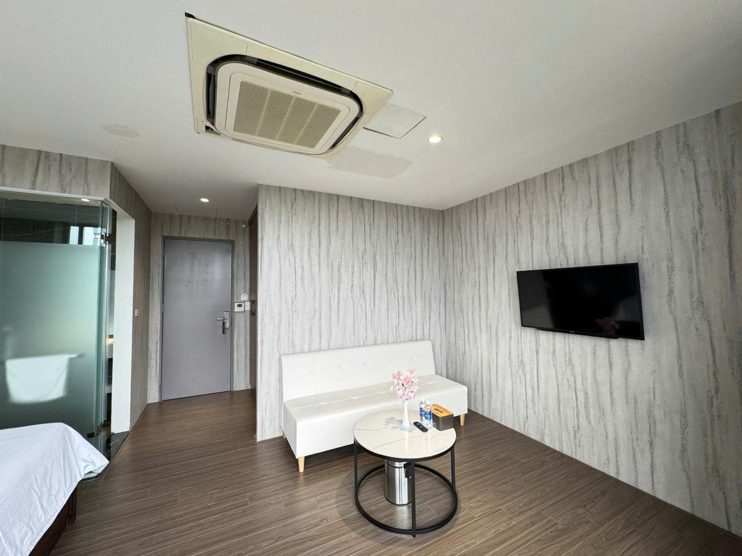 22Land Moon West Lake