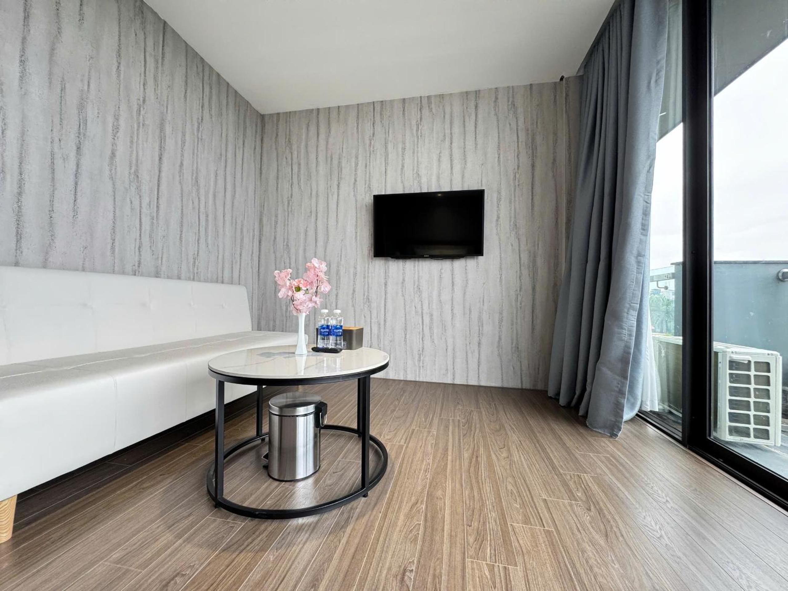 22Land Moon West Lake