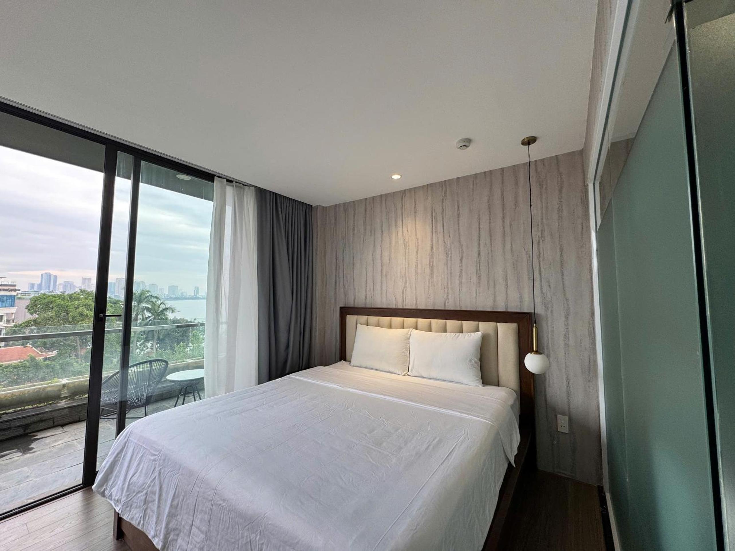 22Land Moon West Lake