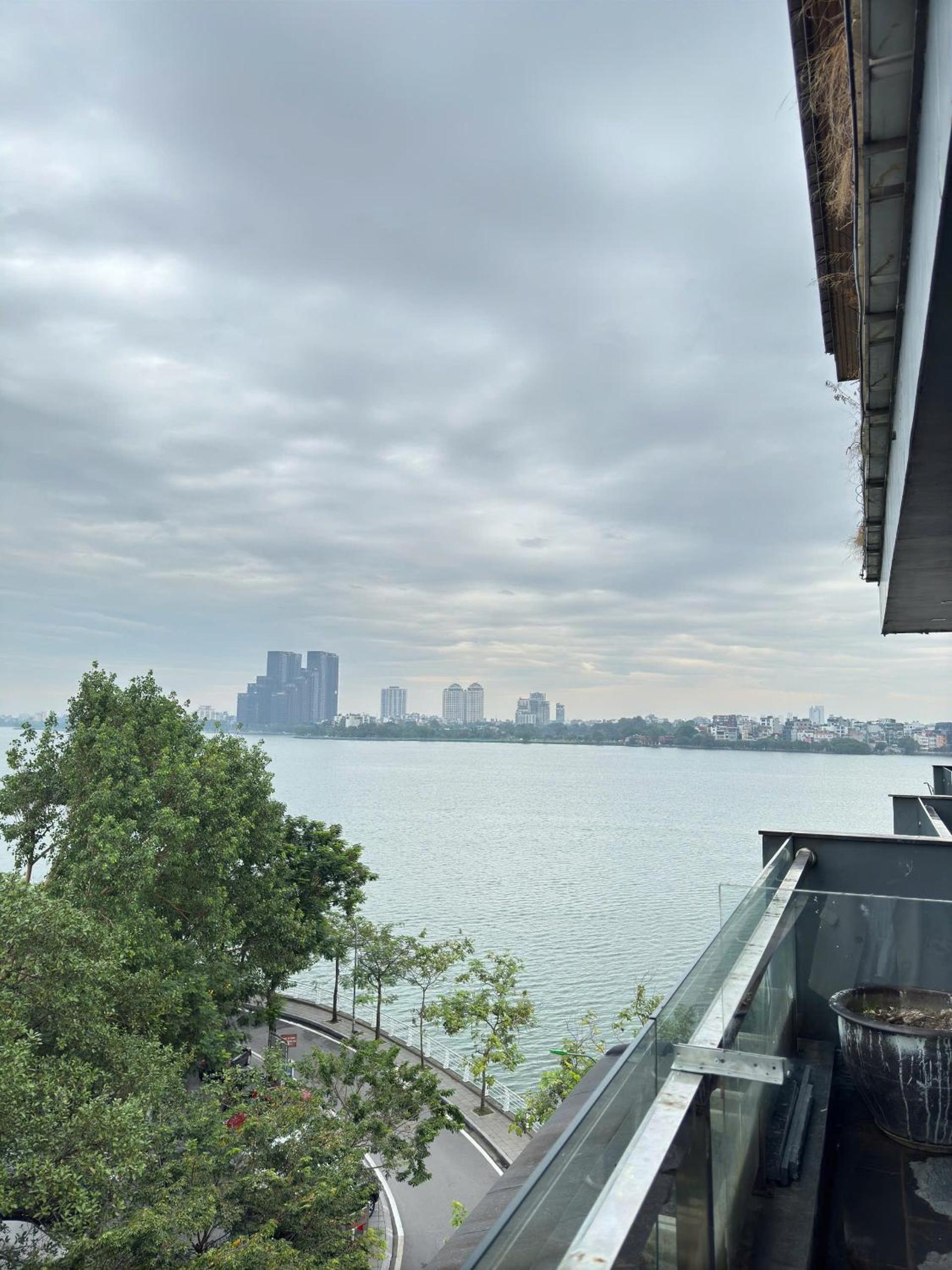 22Land Moon West Lake