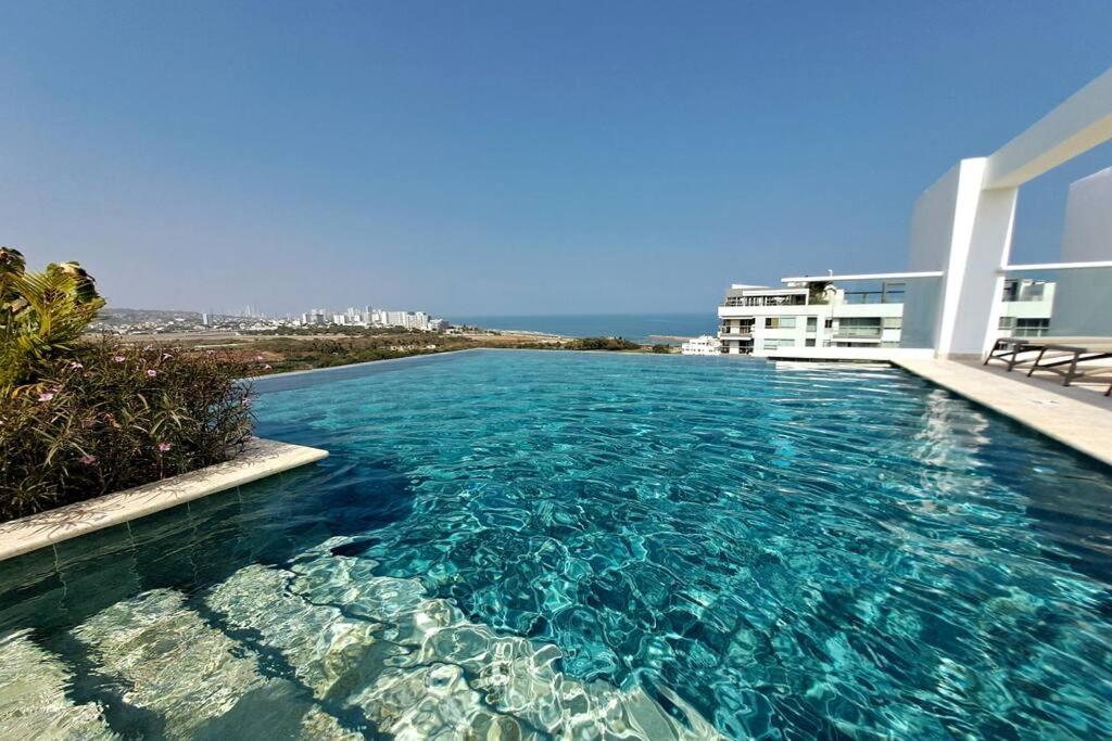 Piscinas con vista increible, bar, música y playa