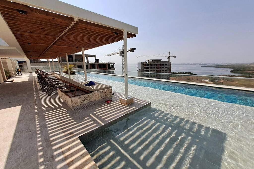Piscinas con vista increible, bar, música y playa