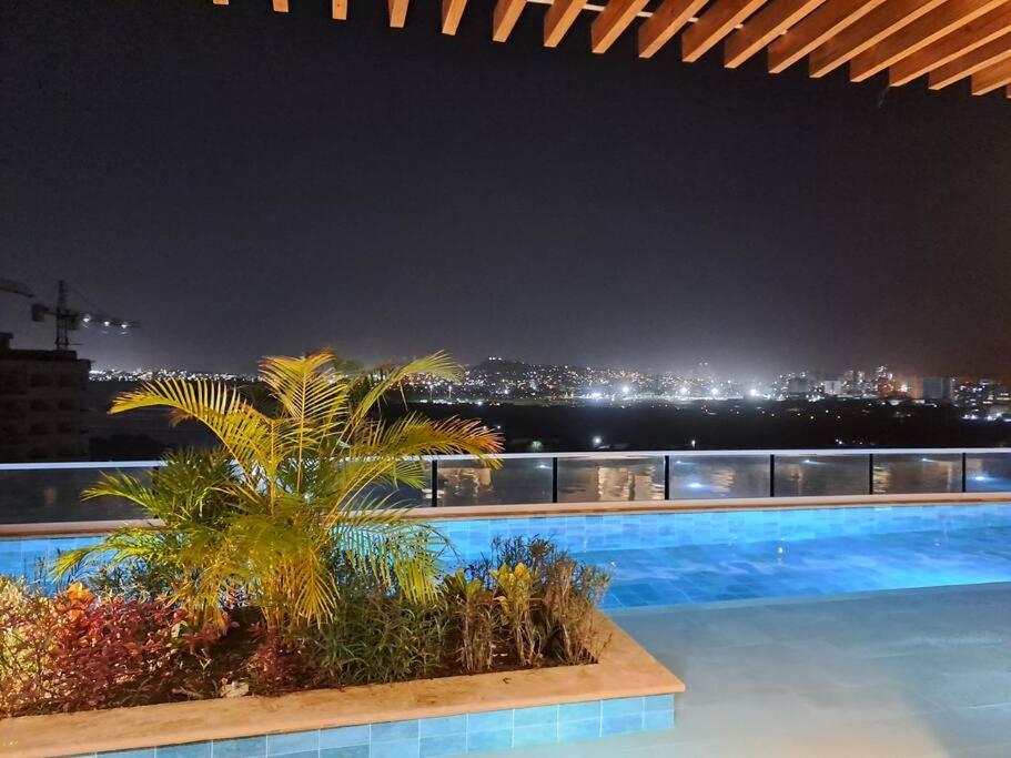 Piscinas con vista increible, bar, música y playa