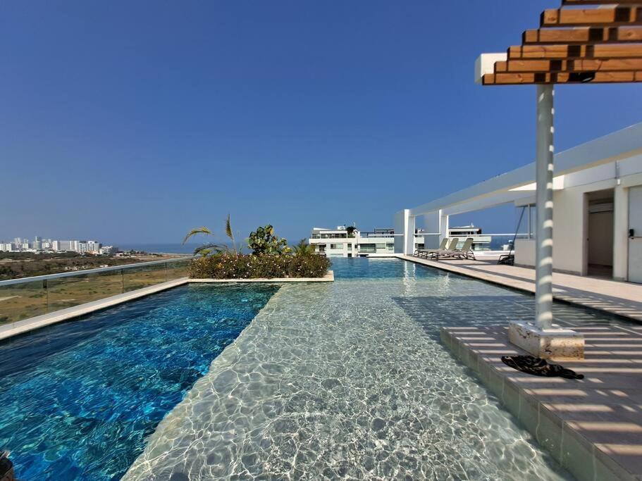 Piscinas con vista increible, bar, música y playa