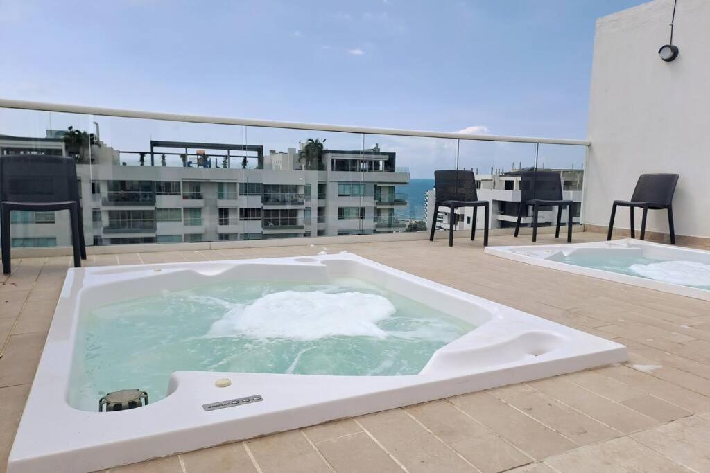 Piscinas con vista increible, bar, música y playa