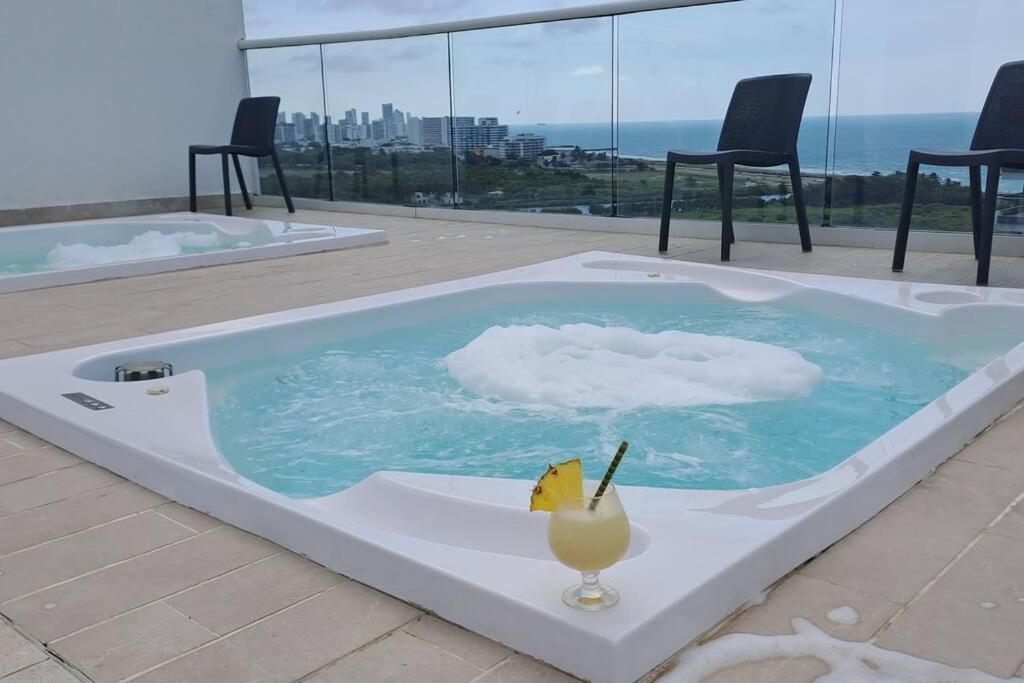 Piscinas con vista increible, bar, música y playa