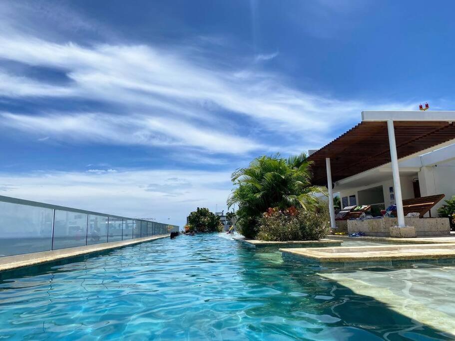 Piscinas con vista increible, bar, música y playa