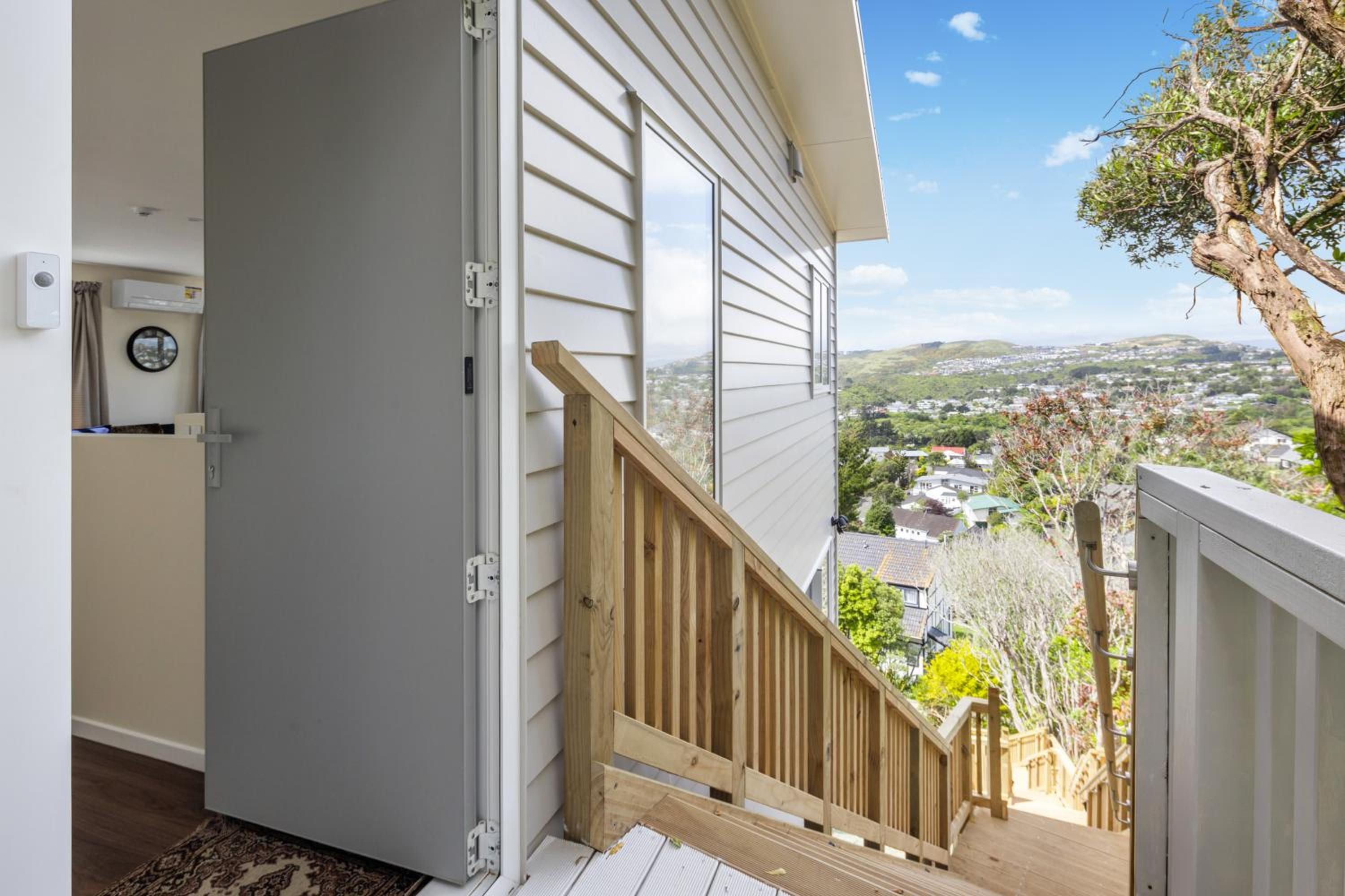 Stunning view, privacy, close to ferry & brand-new view 3