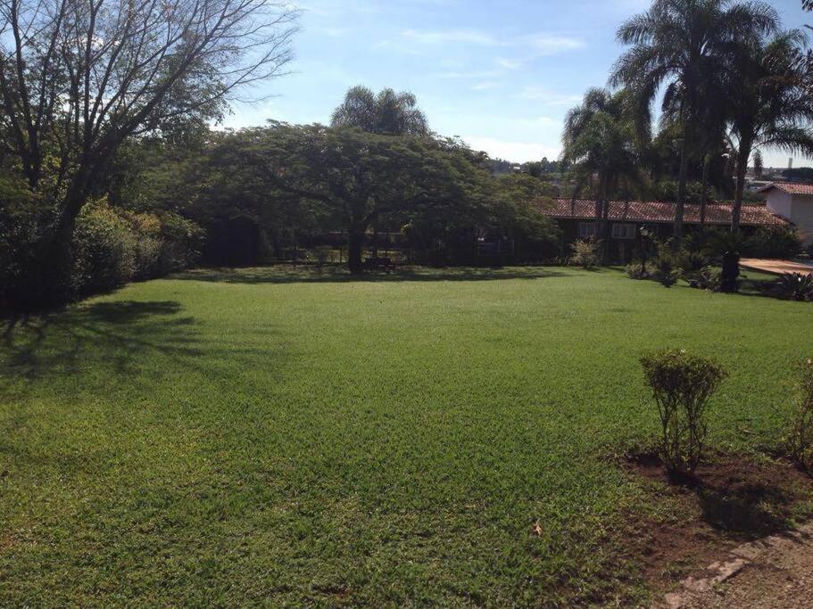 Chacara aconchegante e familiar Em Condomínio