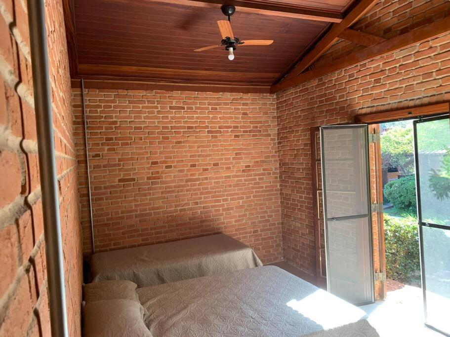 Chacara aconchegante e familiar Em Condomínio
