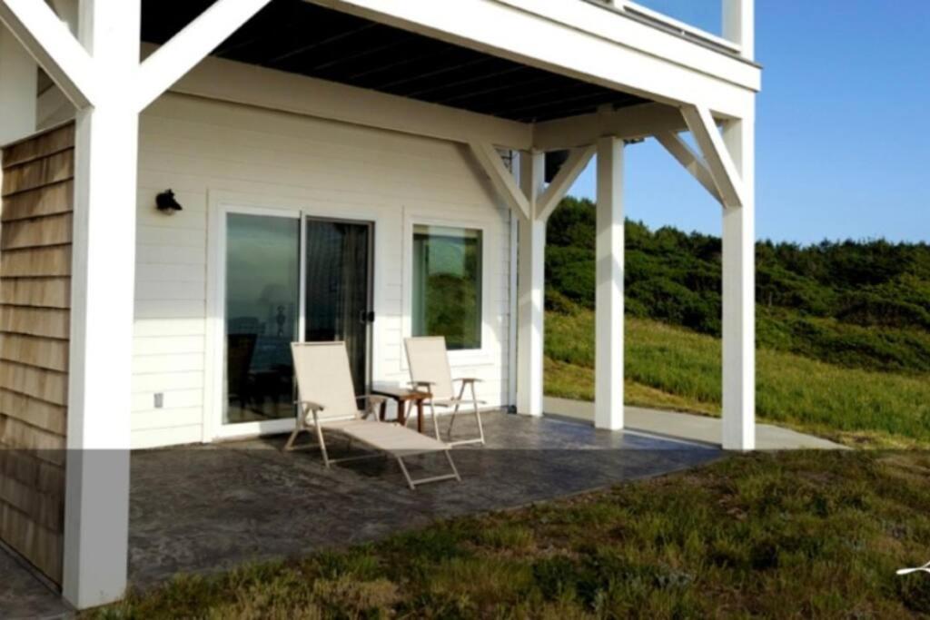 Seagull by OceanviewHotTubs Oceanfront Tesla chrging Shelter Cove view 4