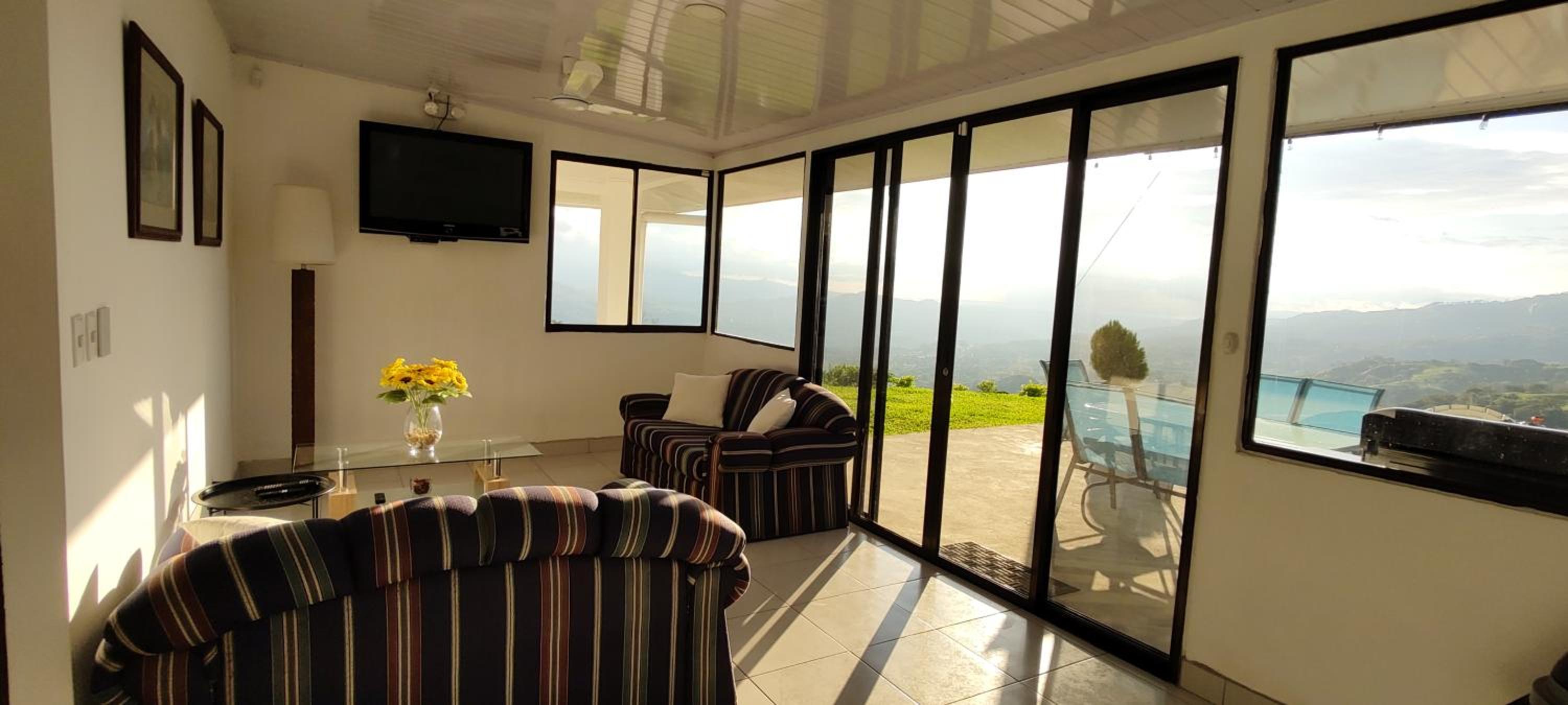 View Hills Atenas