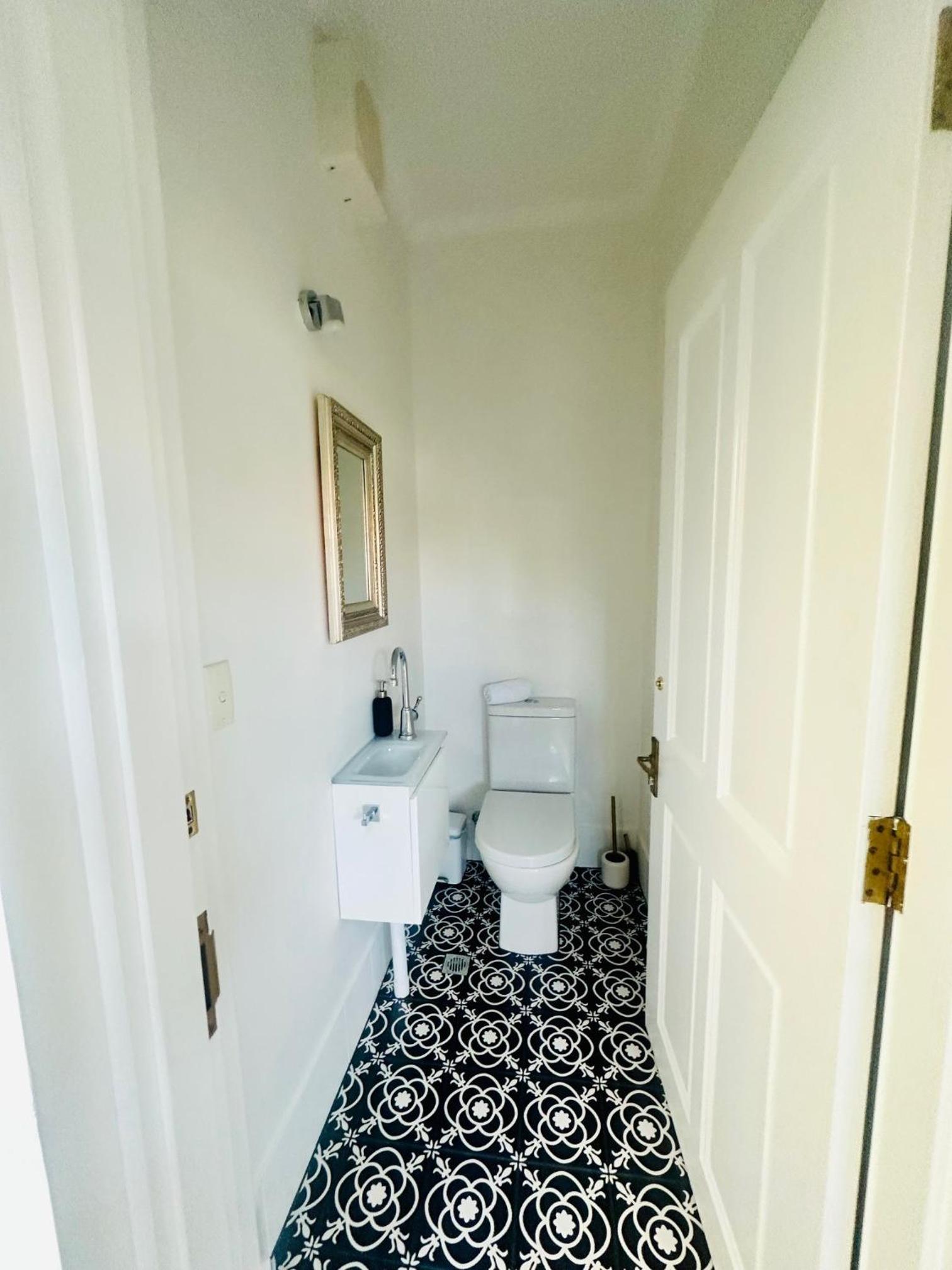Walk to Adelaide Oval, 4-Bedroom Home with Parking