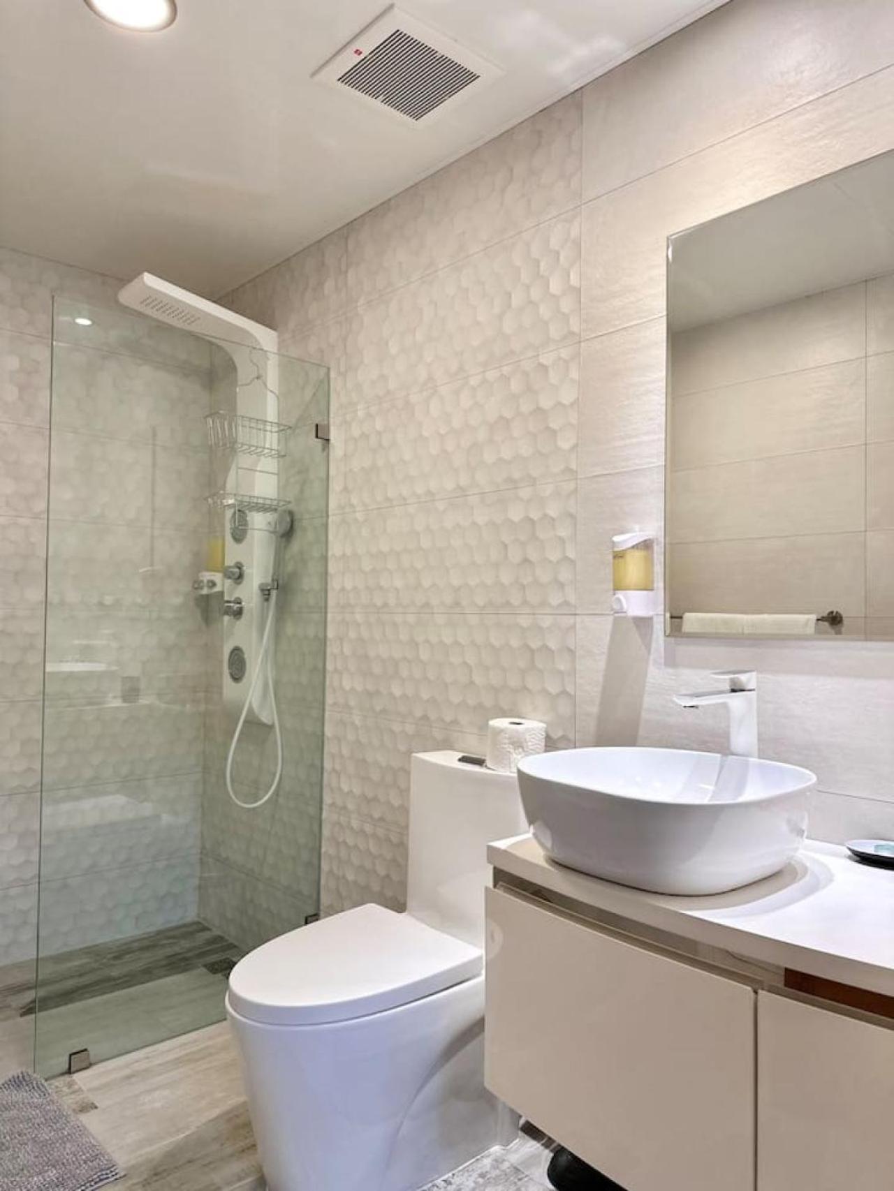 Upscale Centric Apt Near All