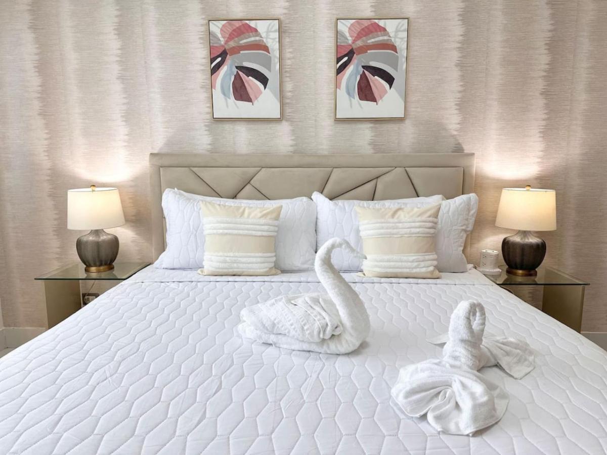 Upscale Centric Apt Near All