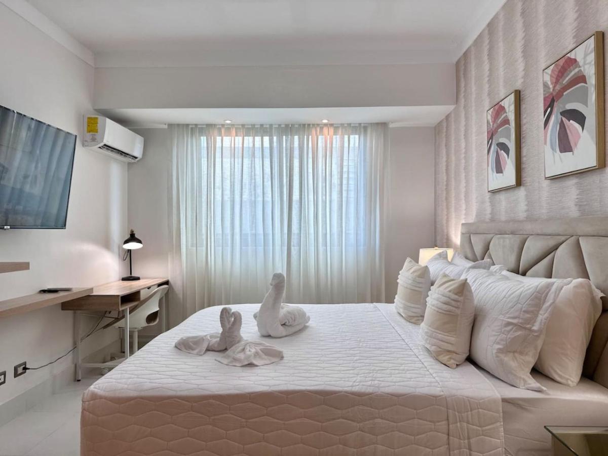 Upscale Centric Apt Near All